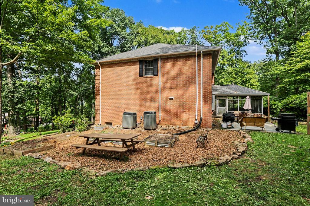 2231 MOCKINGBIRD ROAD