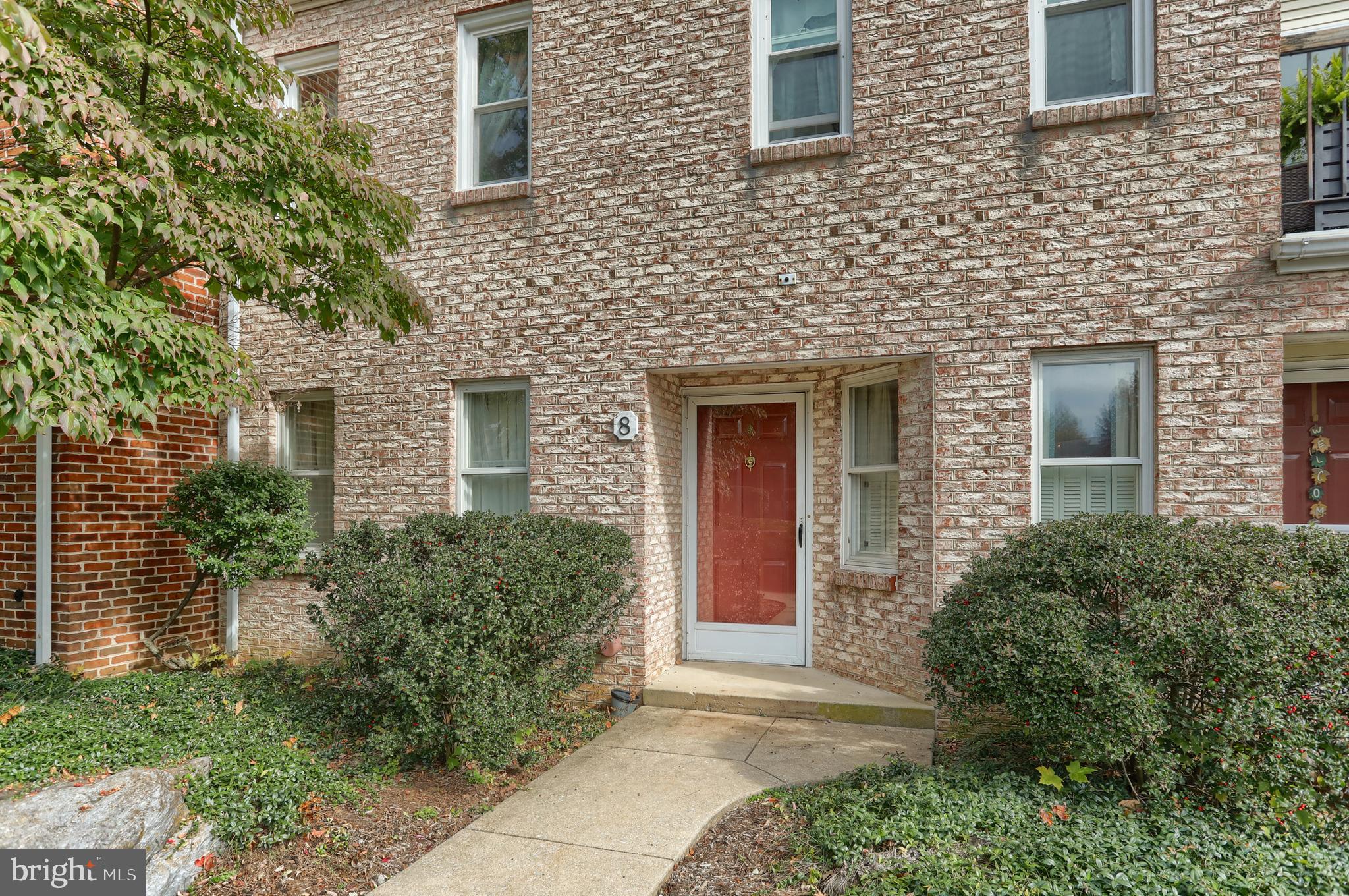 8 Woodland Est