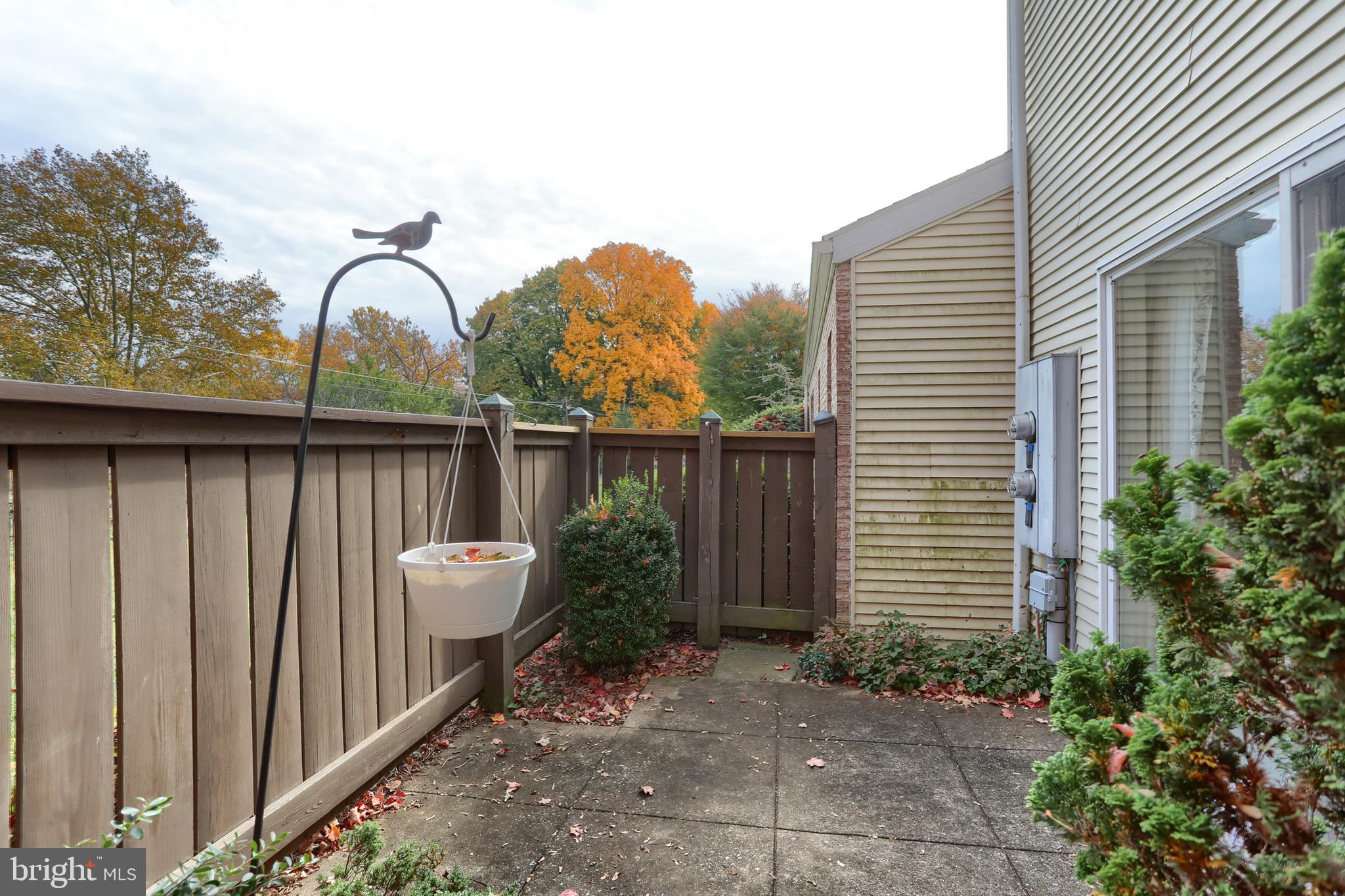 8 Woodland Est