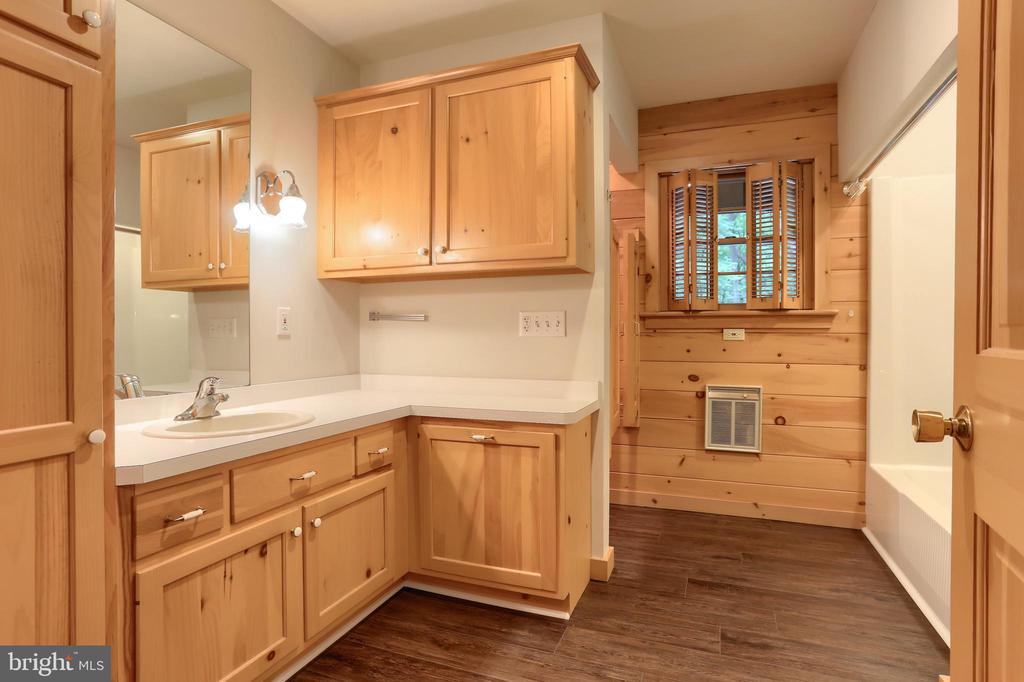 504 Hemlock Ln