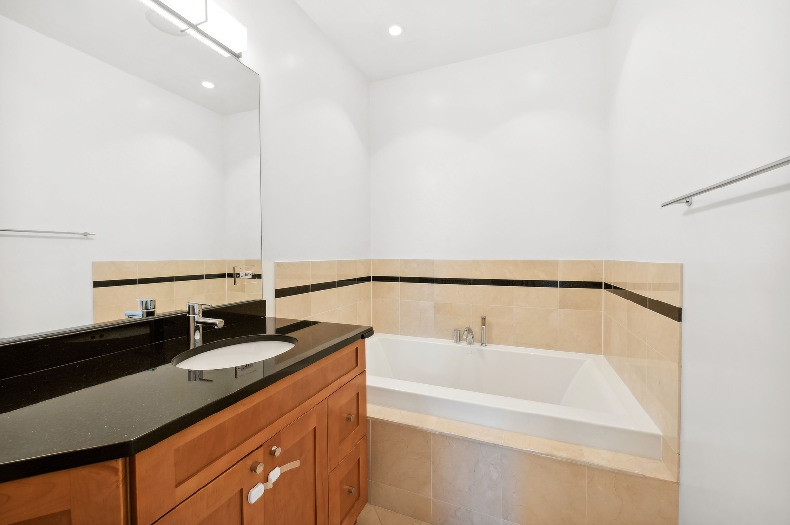 1654 N Mohawk Street Unit: 3