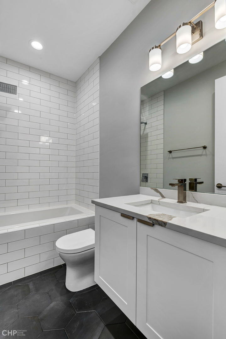 1328 W Hubbard Street Unit: 1