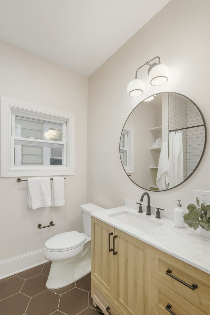 3053 N Seminary Avenue