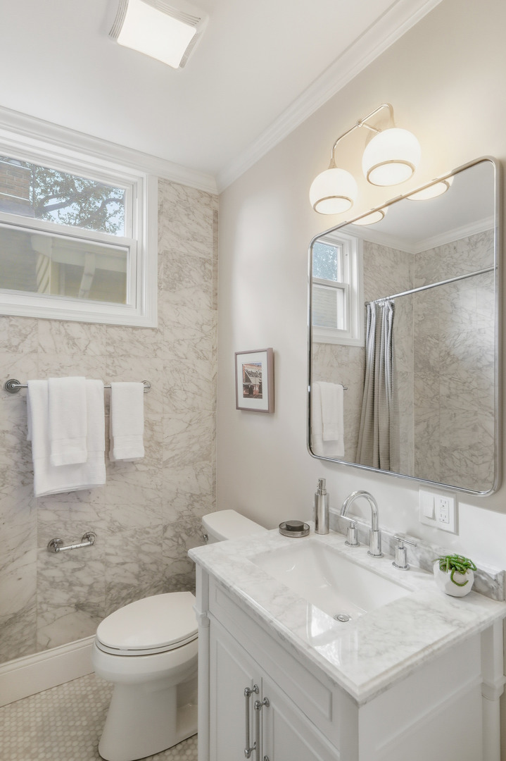 3053 N Seminary Avenue