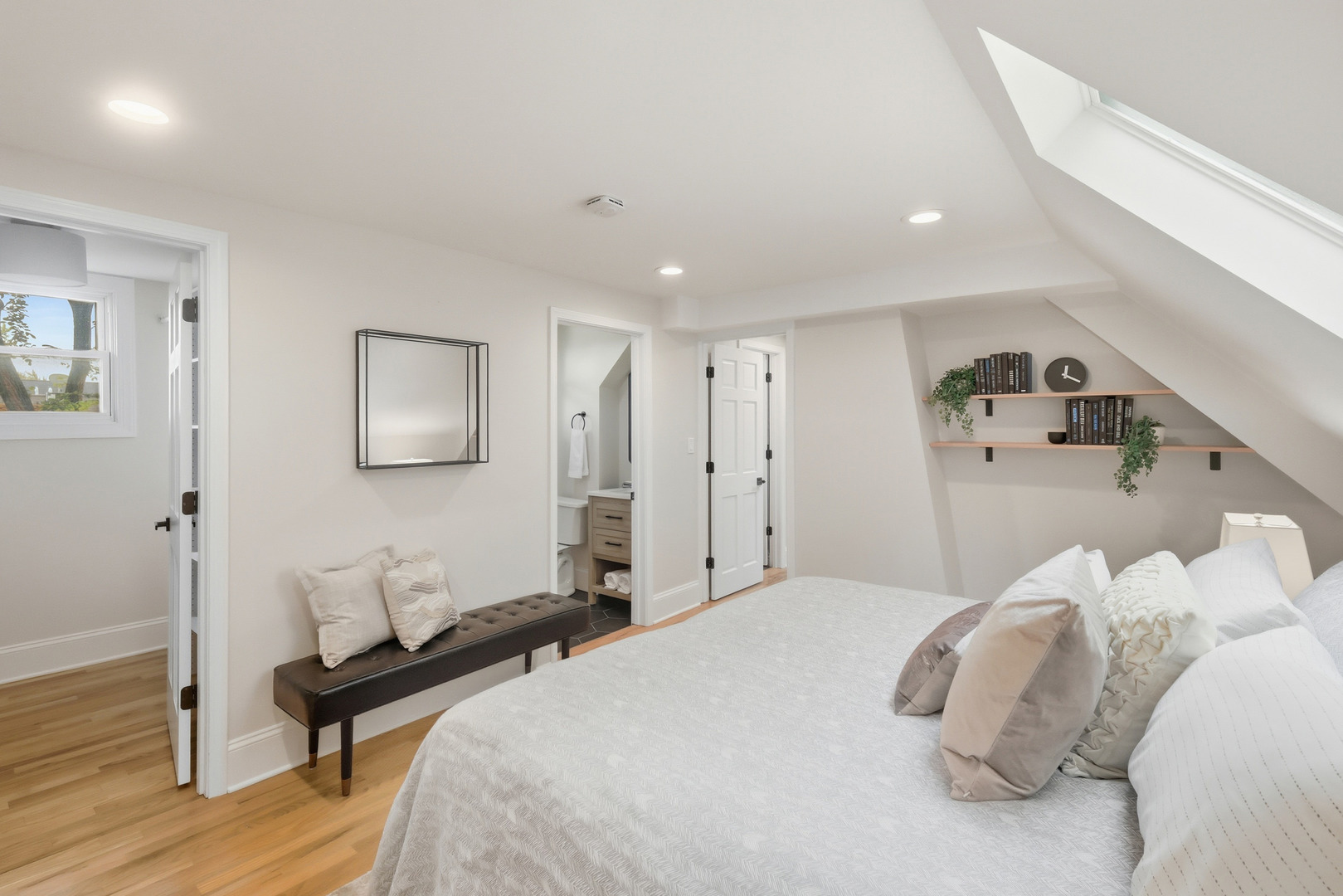 3053 N Seminary Avenue