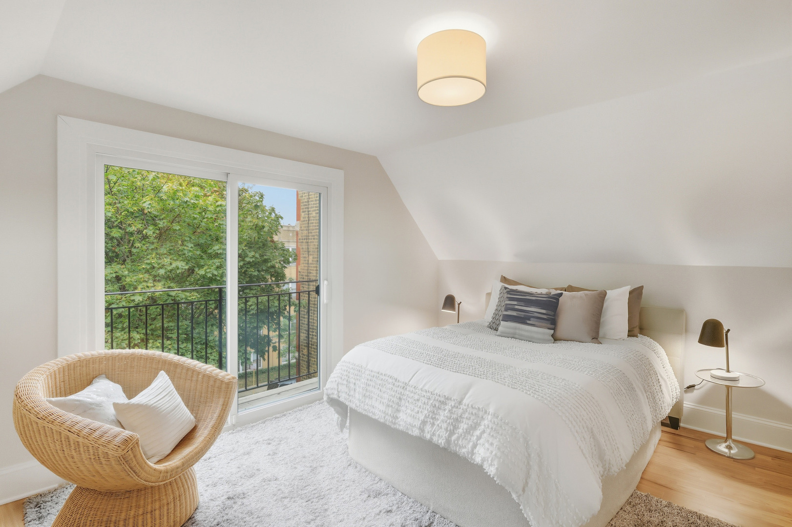 3053 N Seminary Avenue