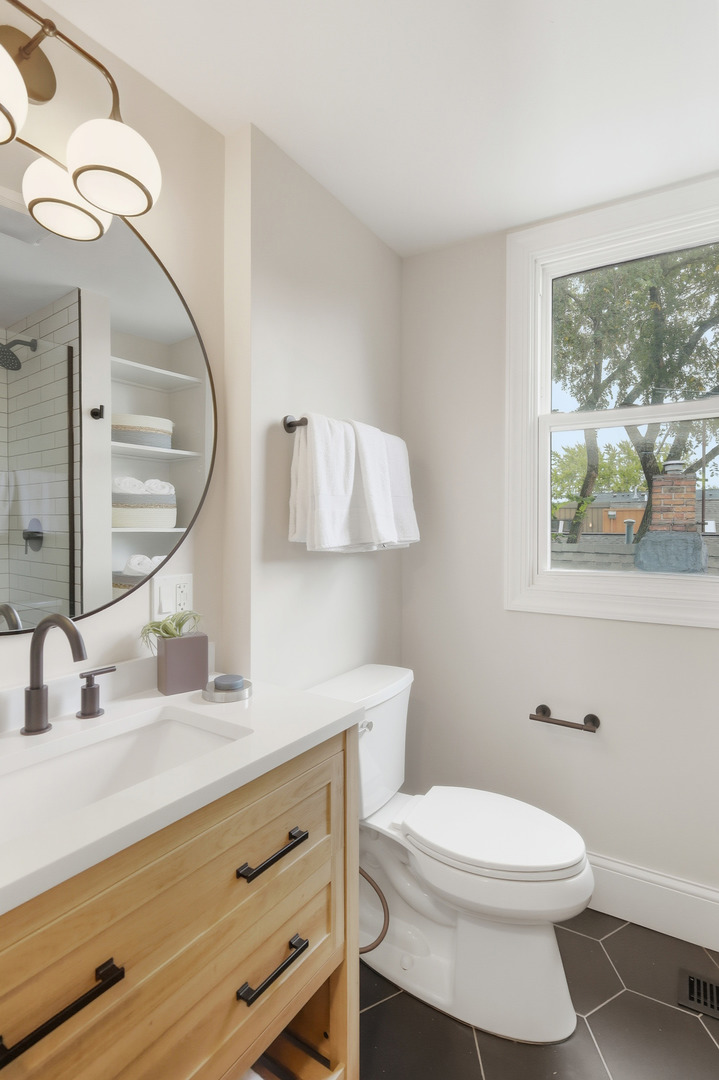 3053 N Seminary Avenue