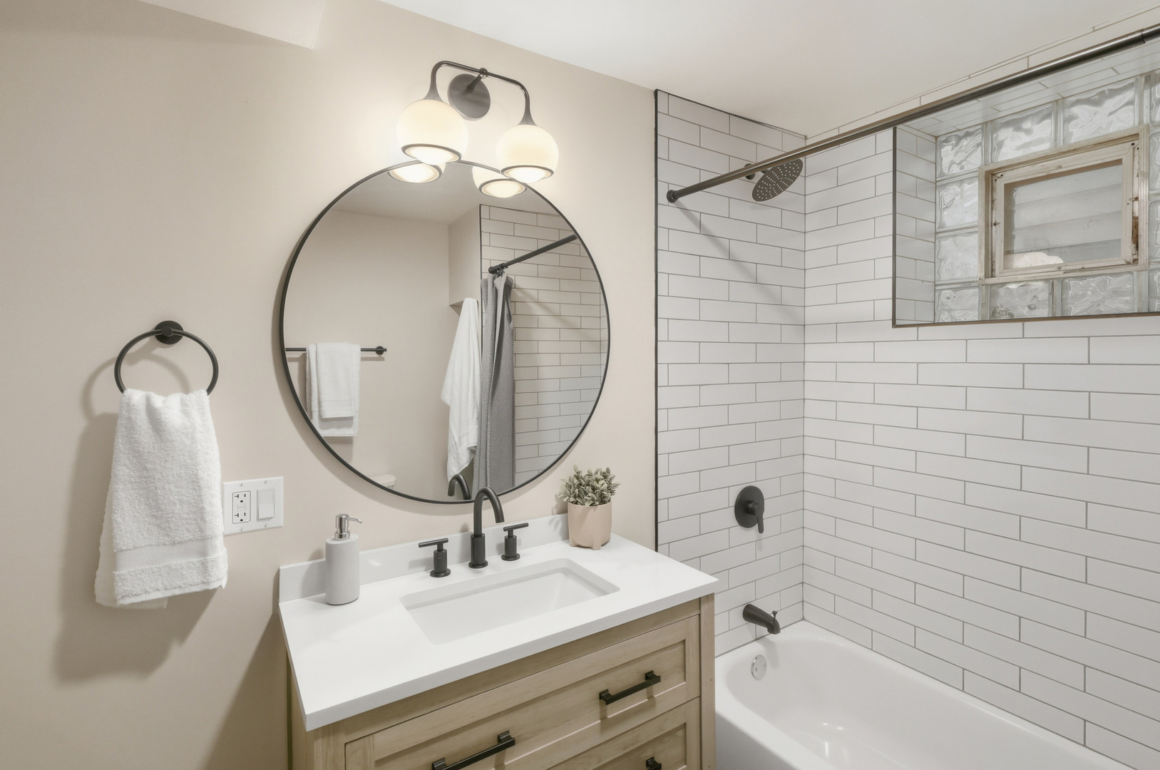 3053 N Seminary Avenue