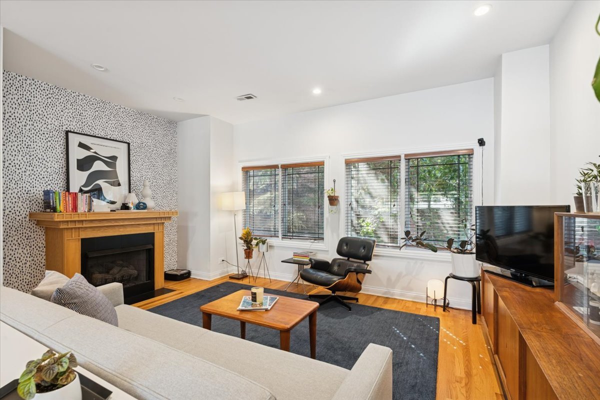 2455 W Ohio Street Unit: 9e