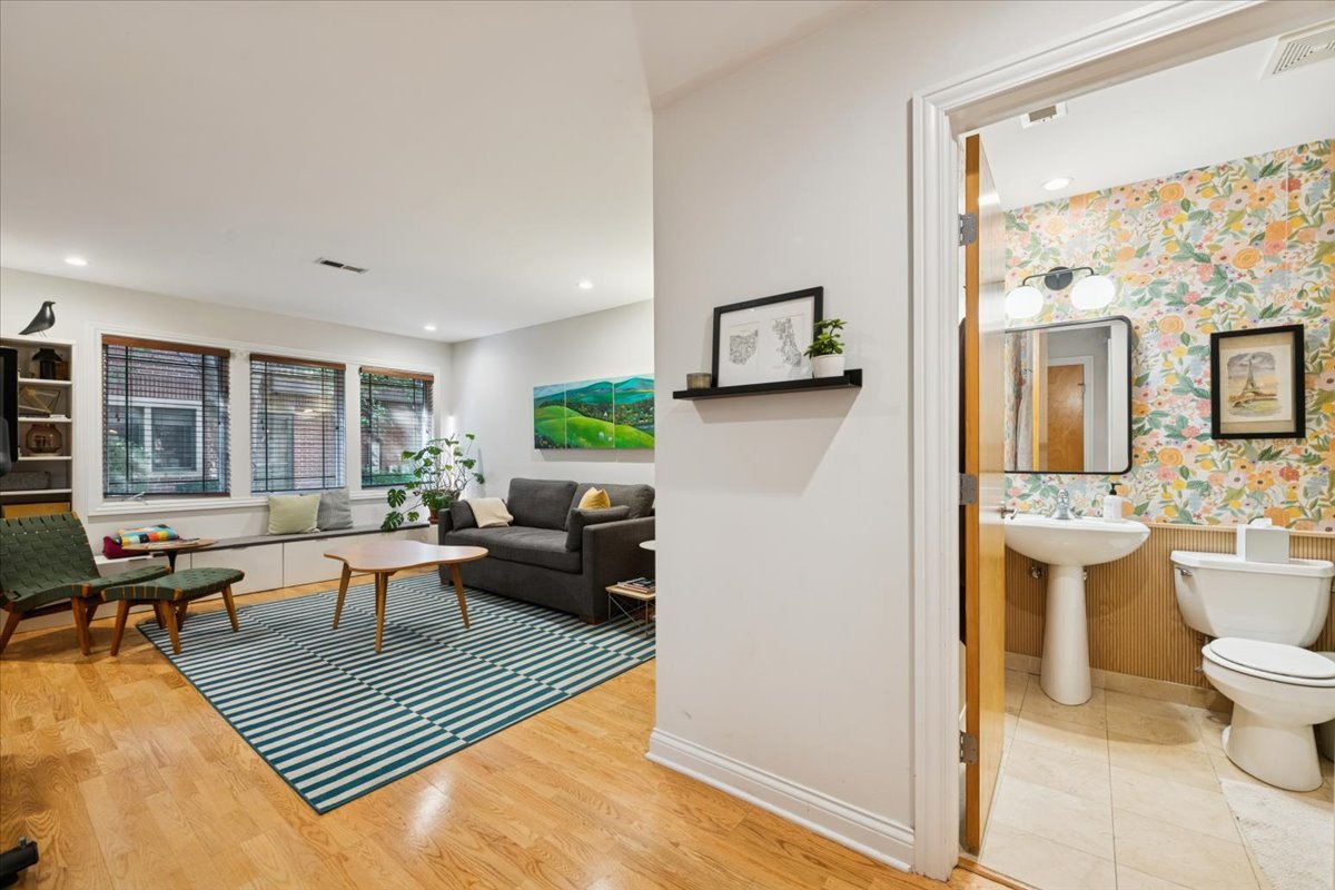 2455 W Ohio Street Unit: 9e