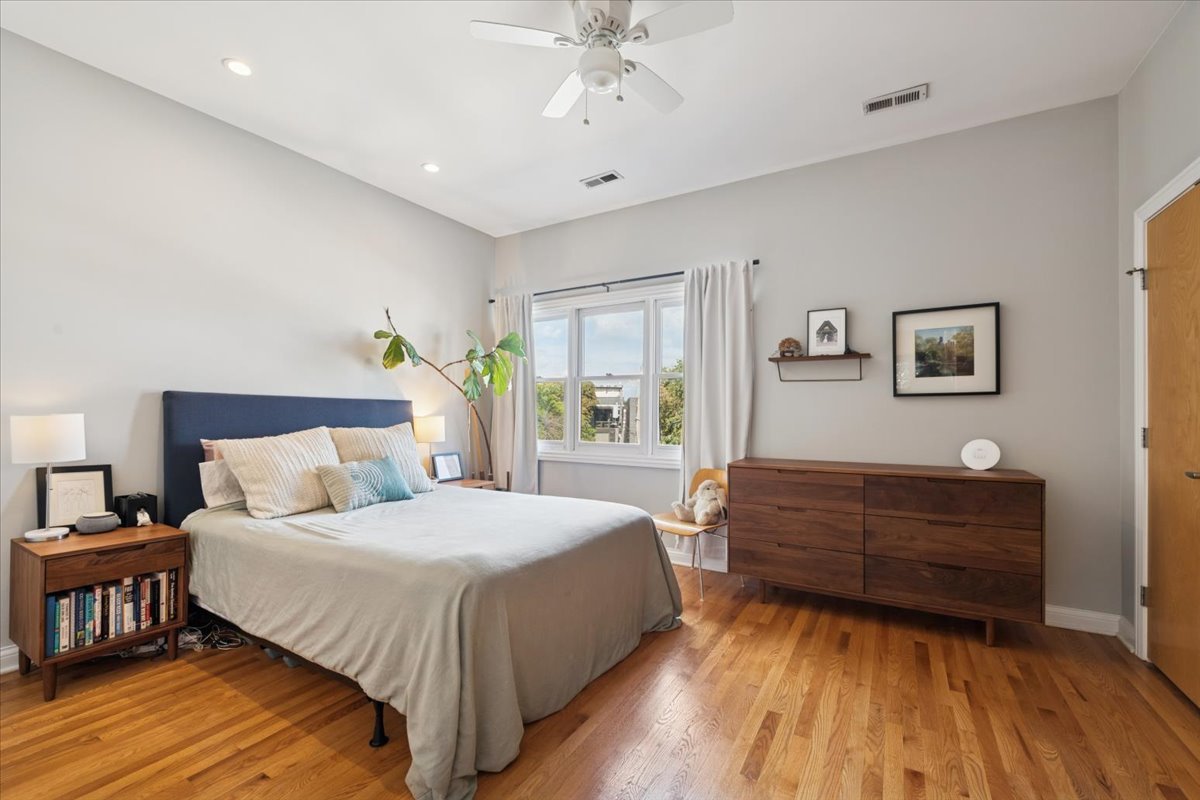 2455 W Ohio Street Unit: 9e