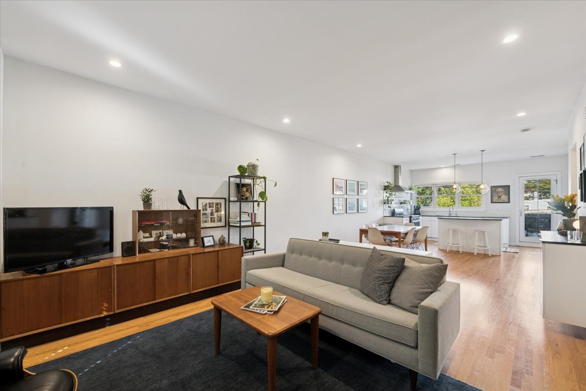 2455 W Ohio Street Unit: 9e