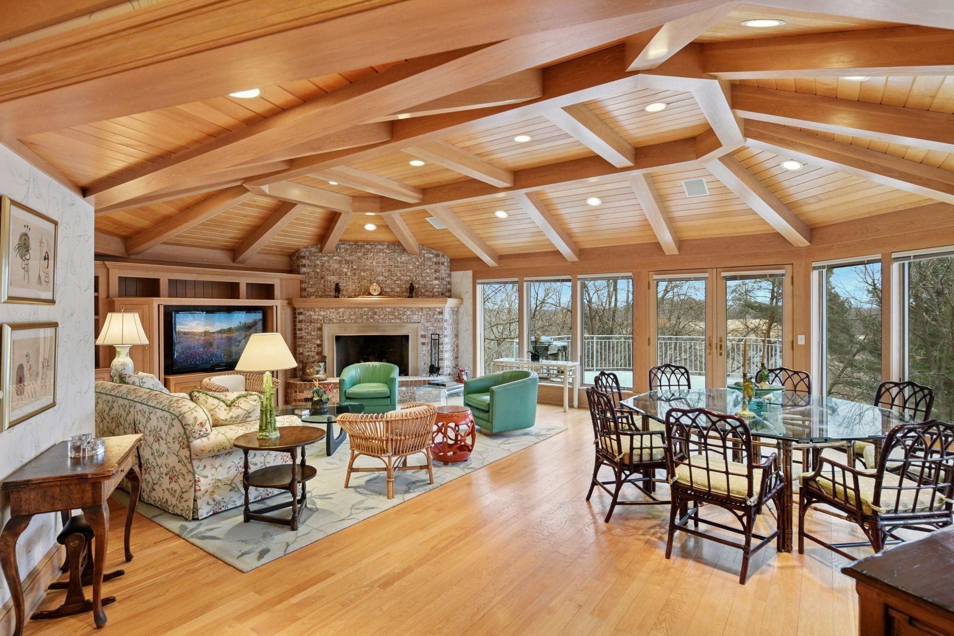 985 Edgewood Hill Road