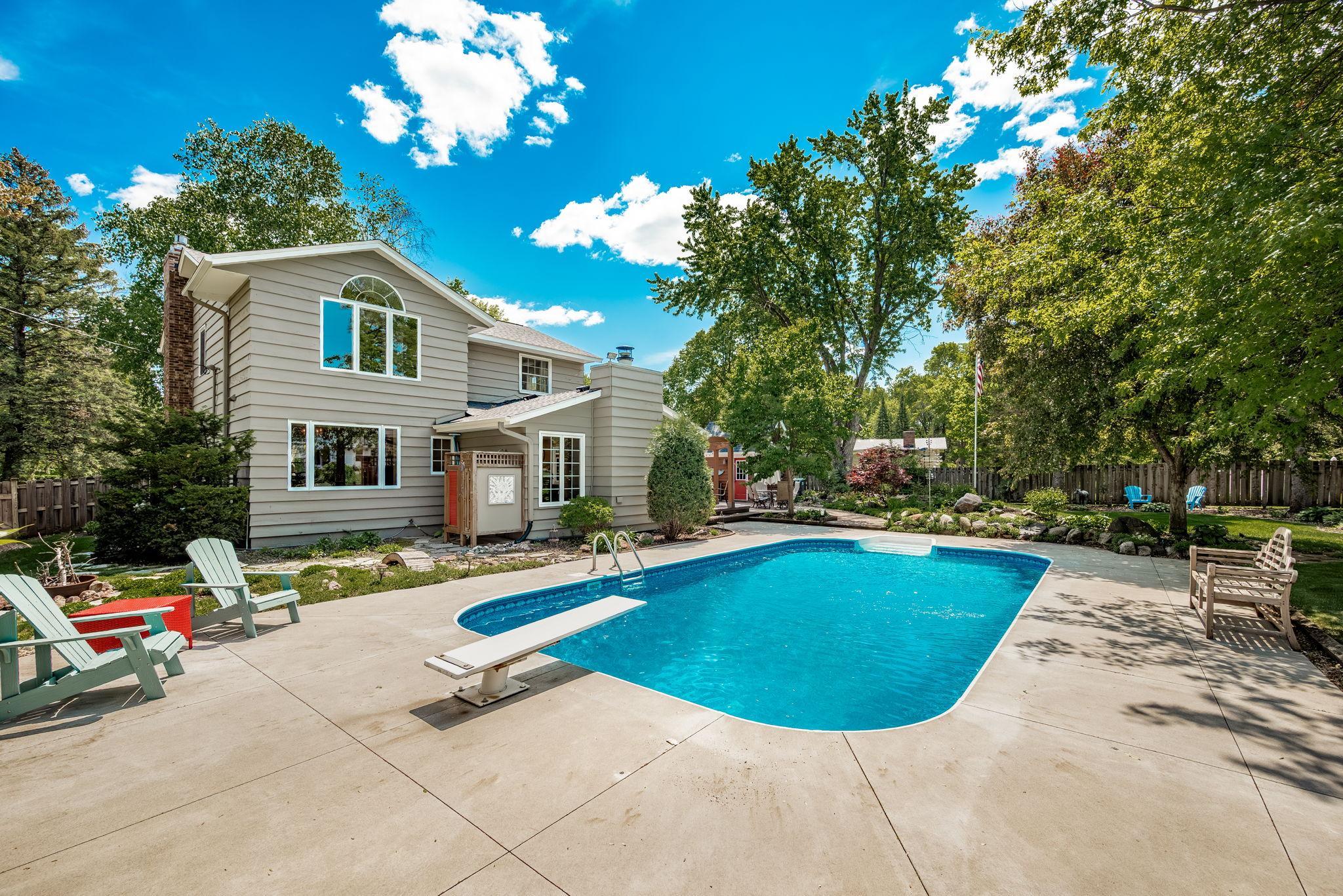 2135 Shadyview Lane N