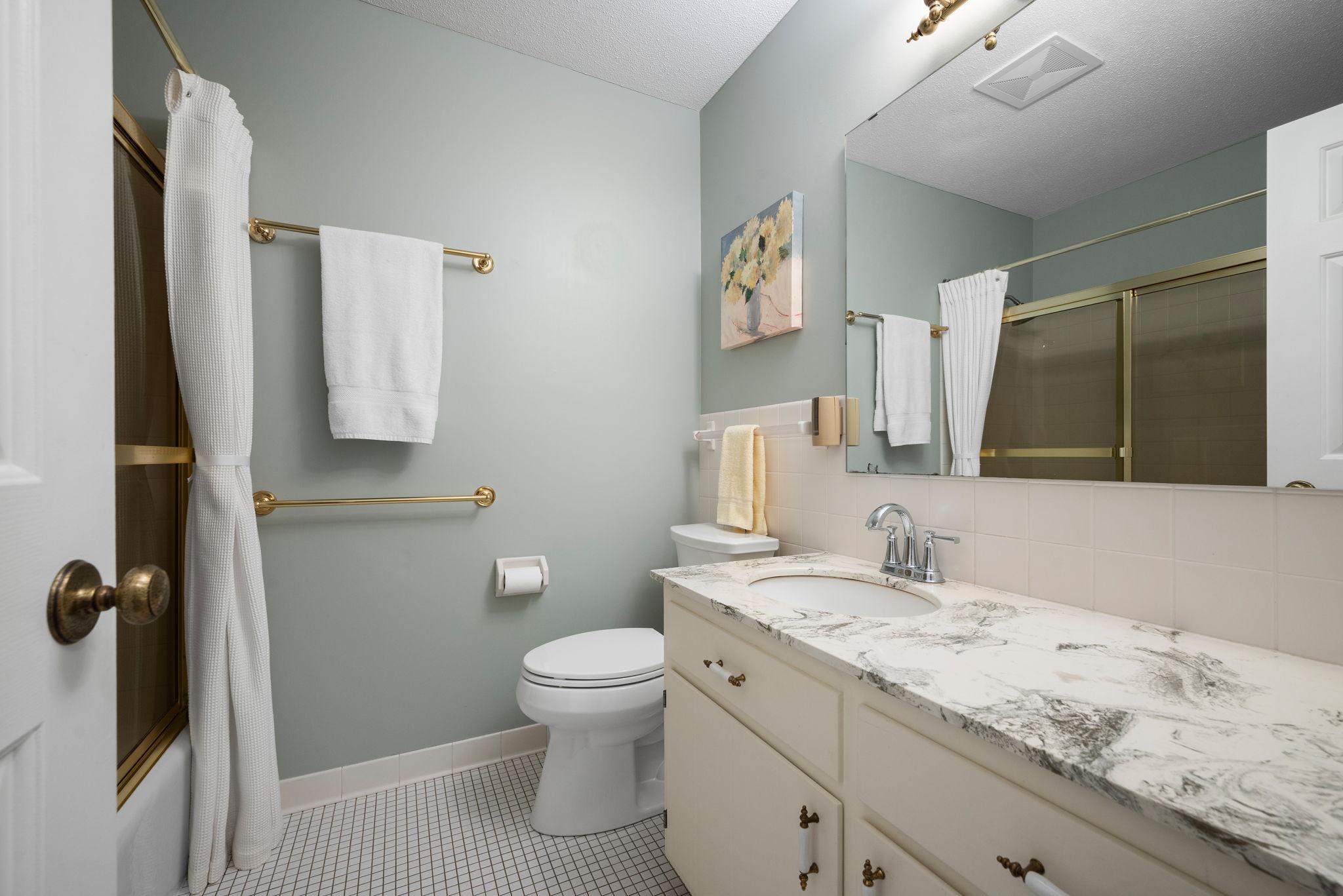 2135 Shadyview Lane N