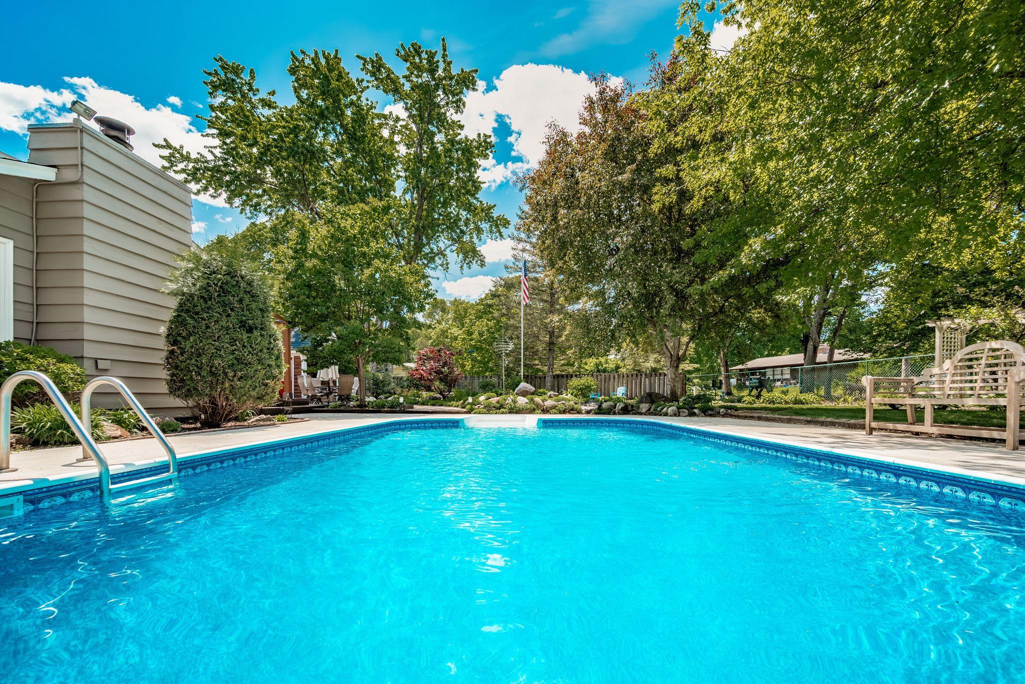 2135 Shadyview Lane N