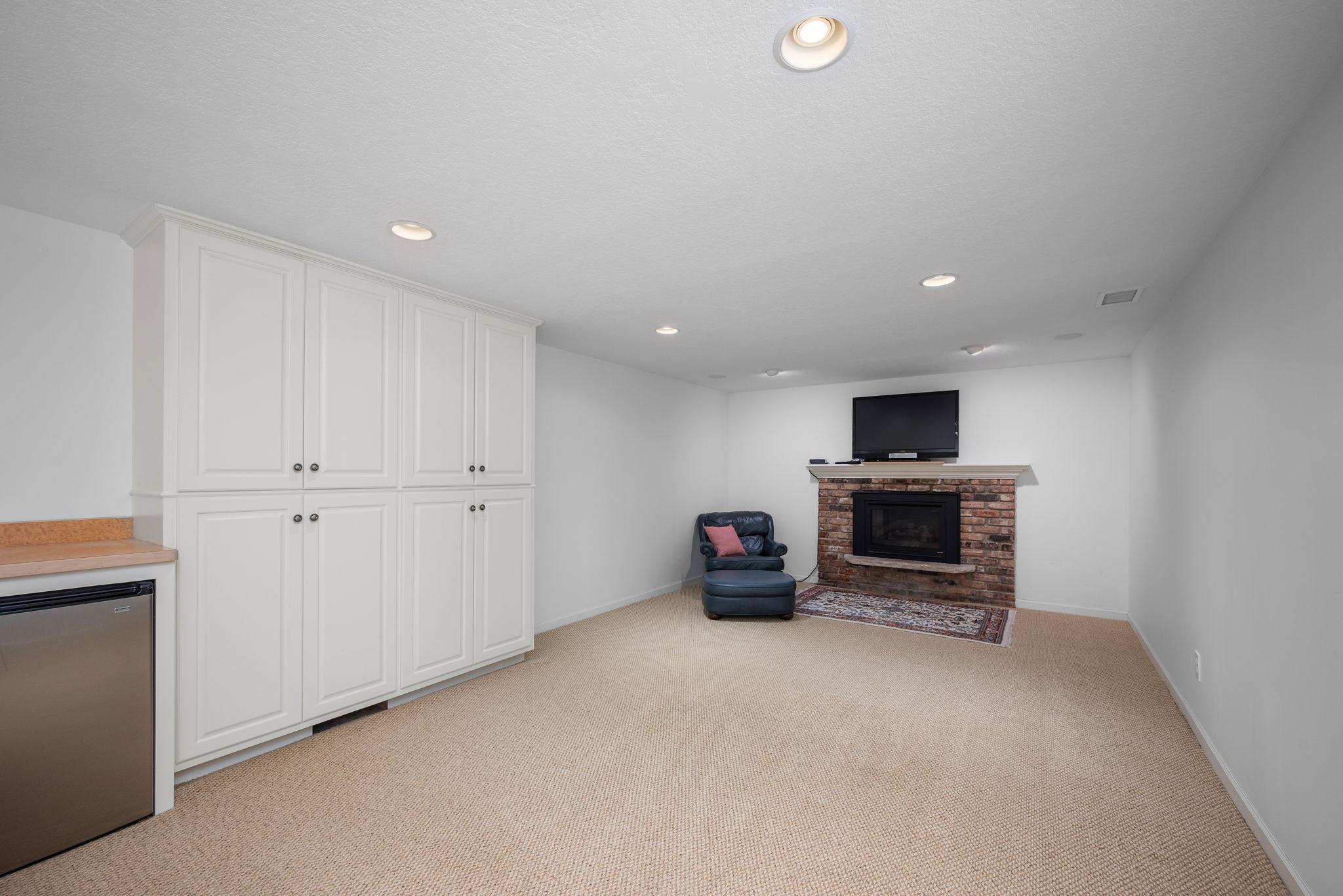 2135 Shadyview Lane N