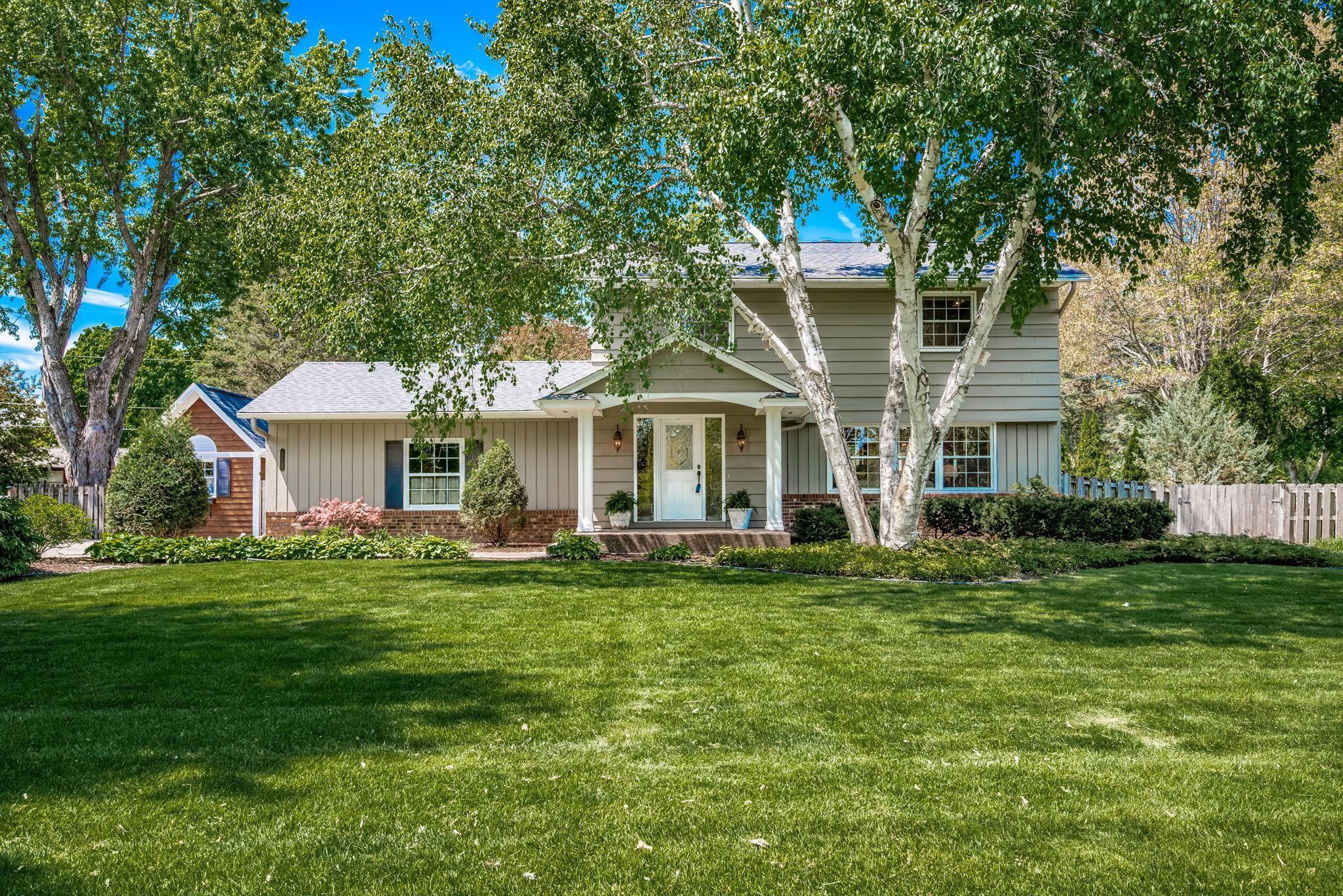 2135 Shadyview Lane N