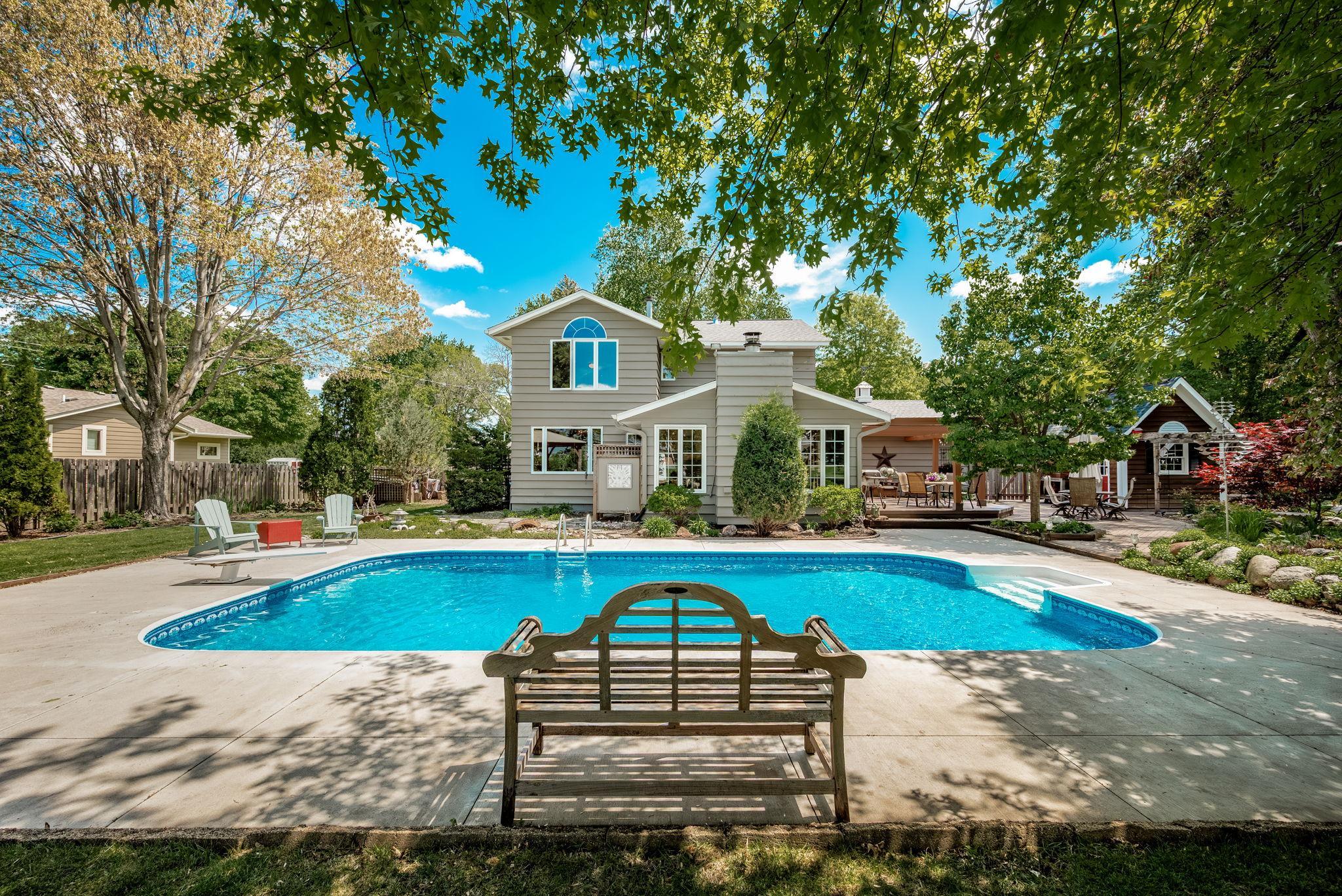 2135 Shadyview Lane N