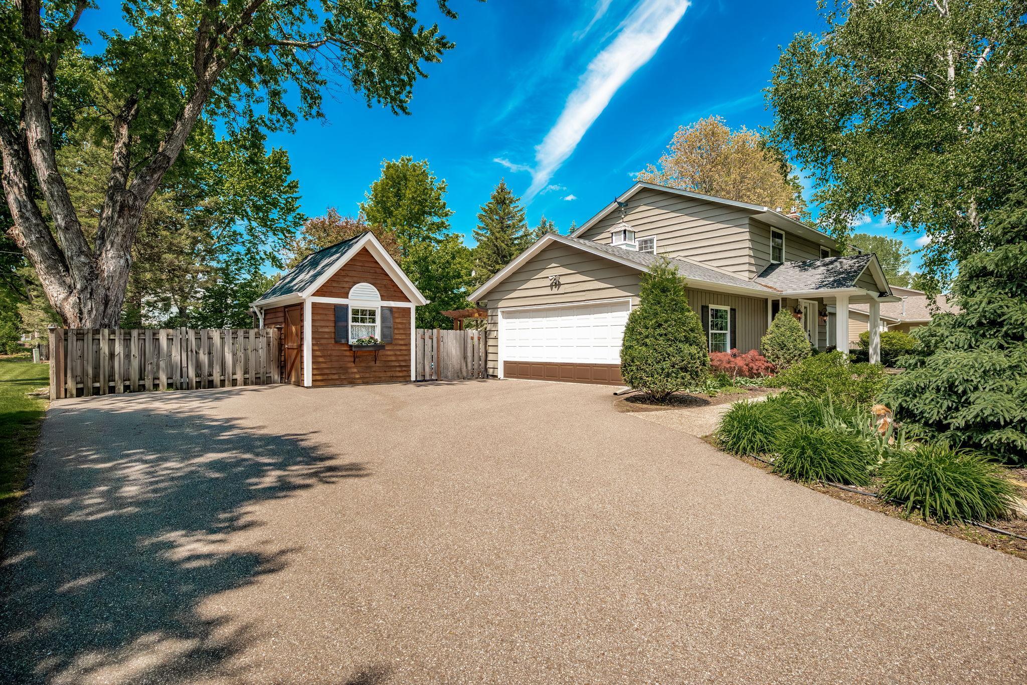 2135 Shadyview Lane N