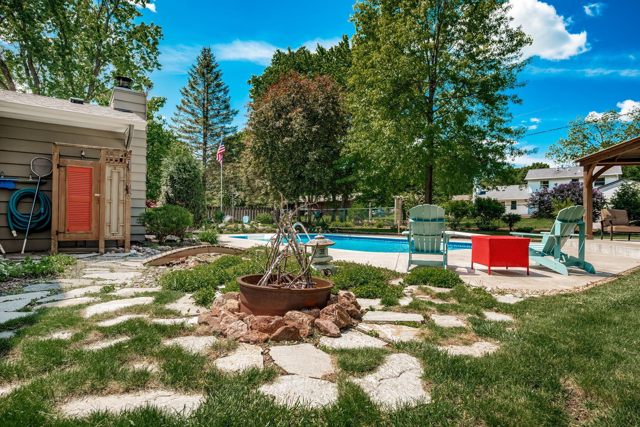 2135 Shadyview Lane N