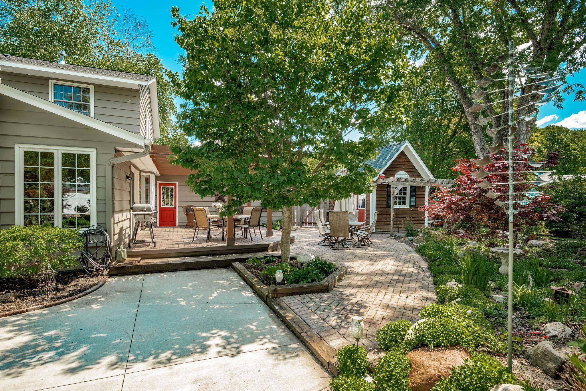 2135 Shadyview Lane N