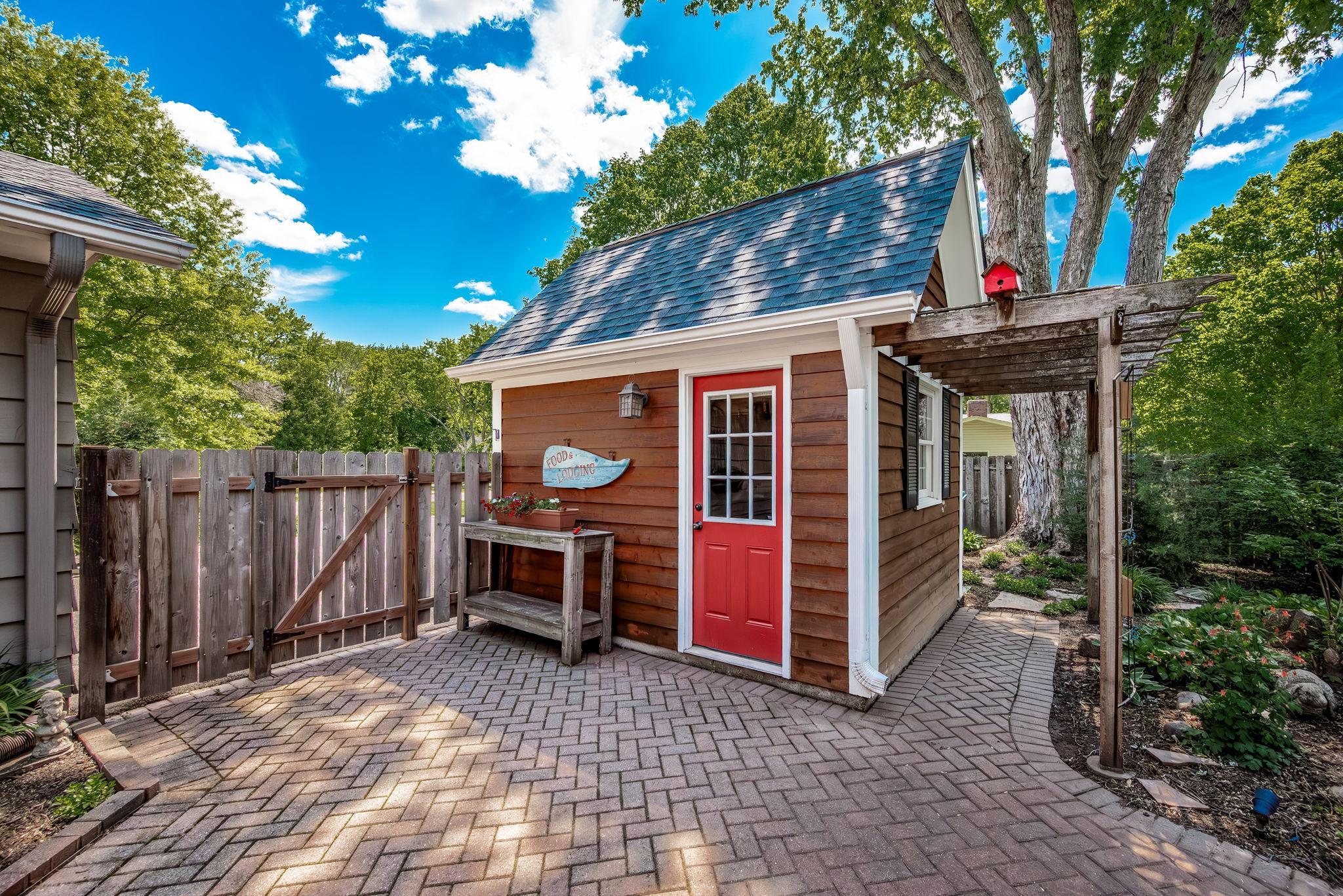 2135 Shadyview Lane N