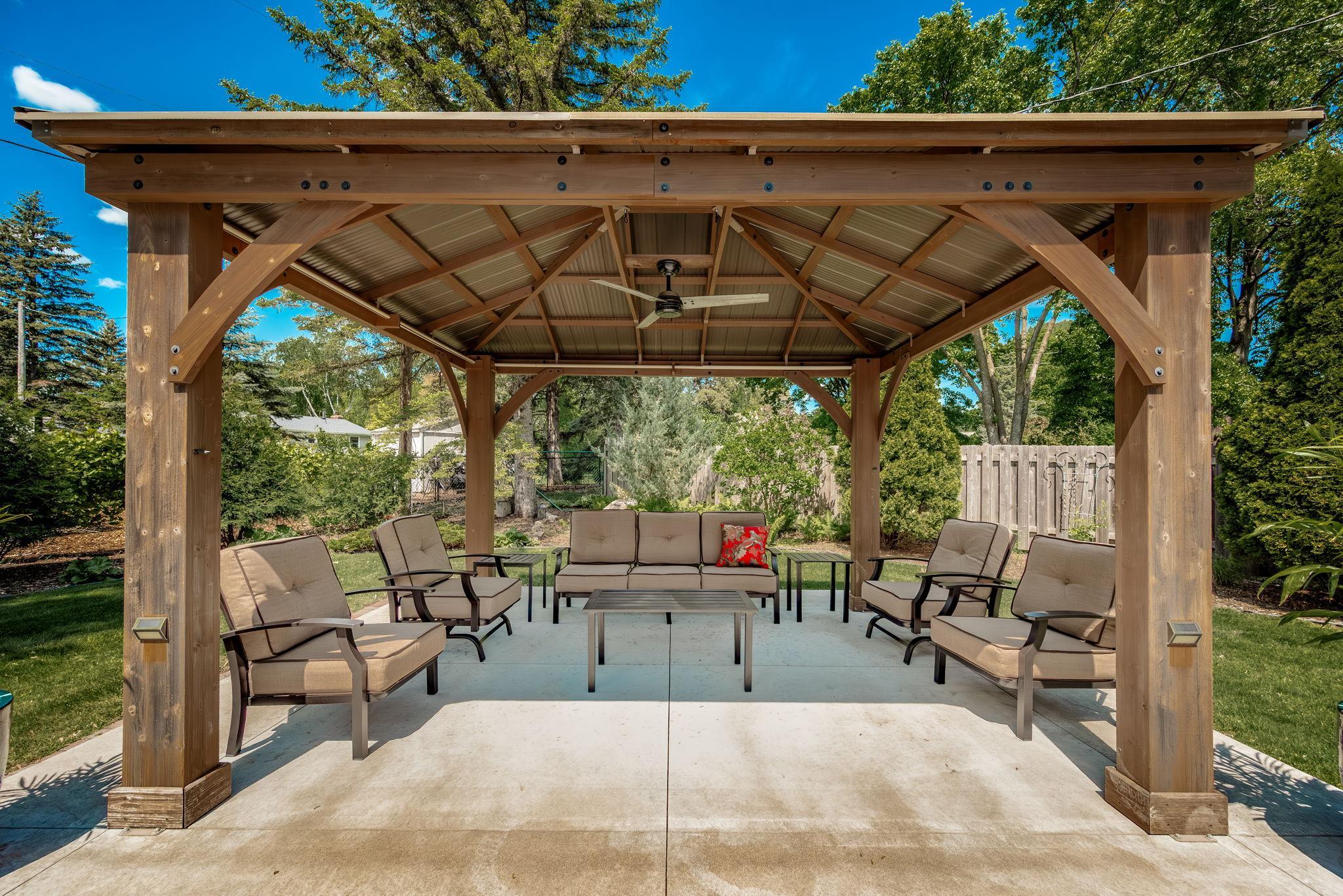 2135 Shadyview Lane N