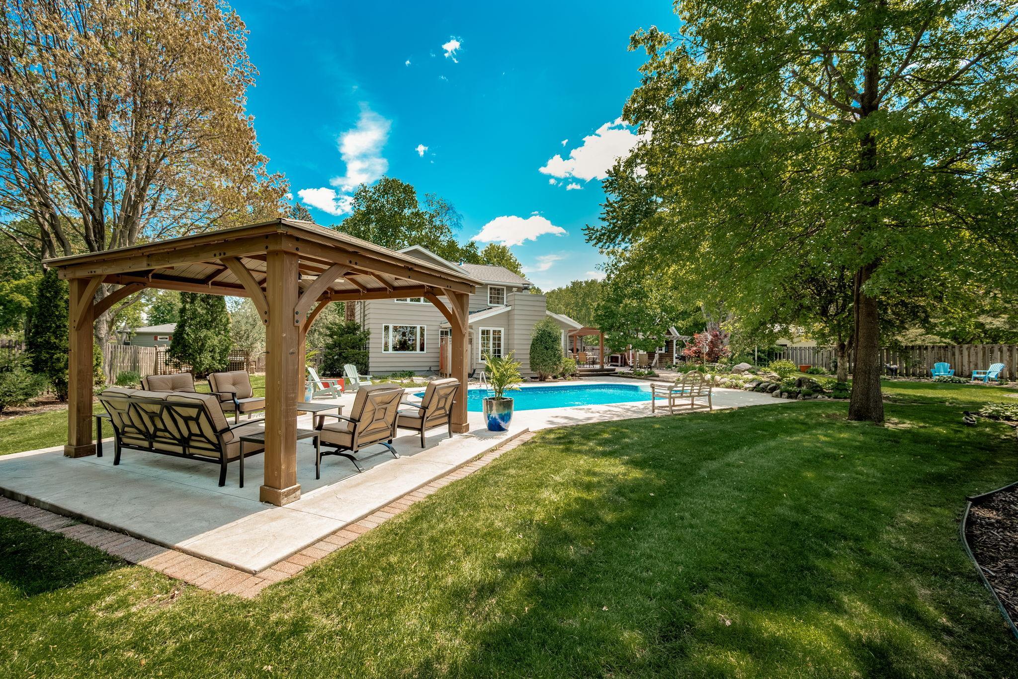 2135 Shadyview Lane N