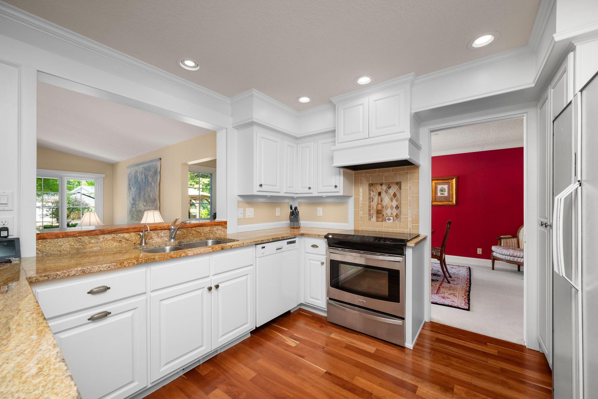 2135 Shadyview Lane N