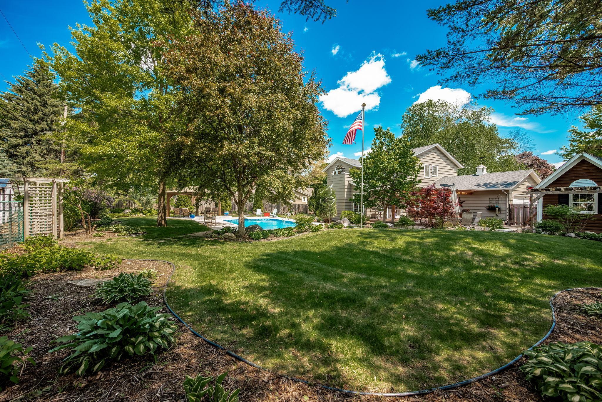 2135 Shadyview Lane N