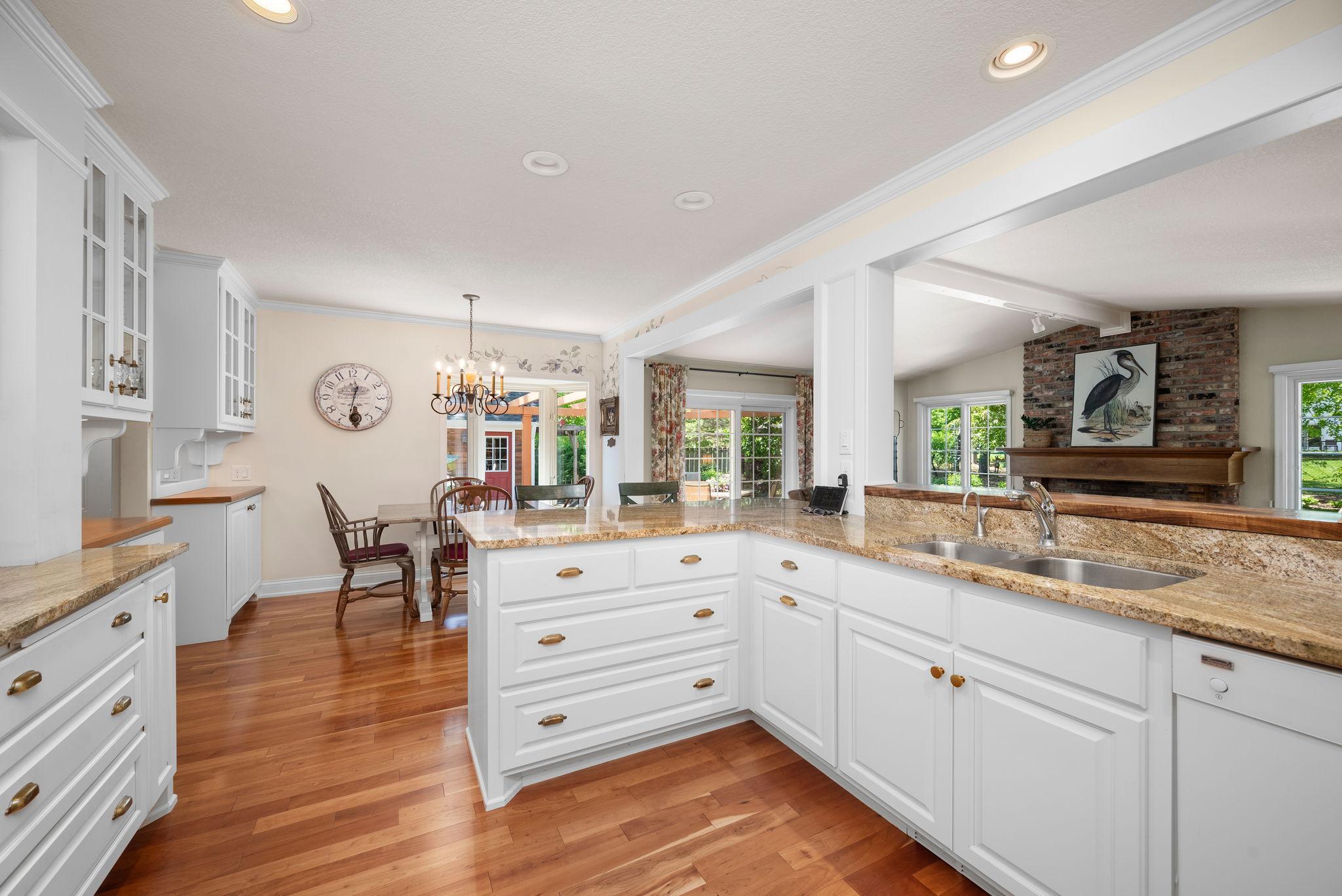 2135 Shadyview Lane N