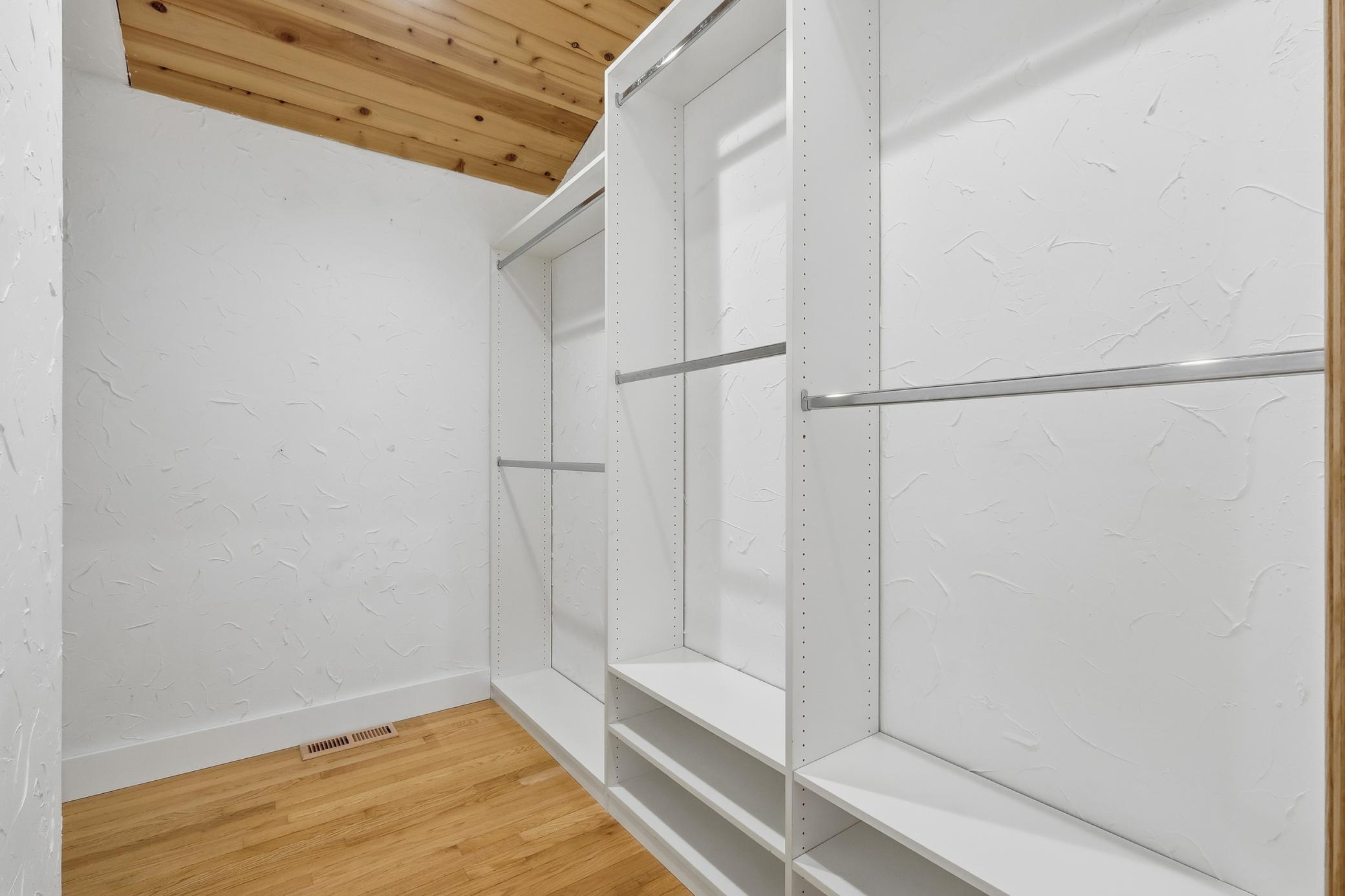 2087 S Lakeshore Drive