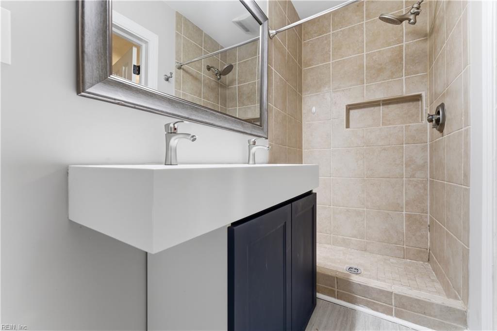 1049 N Lexan CRES