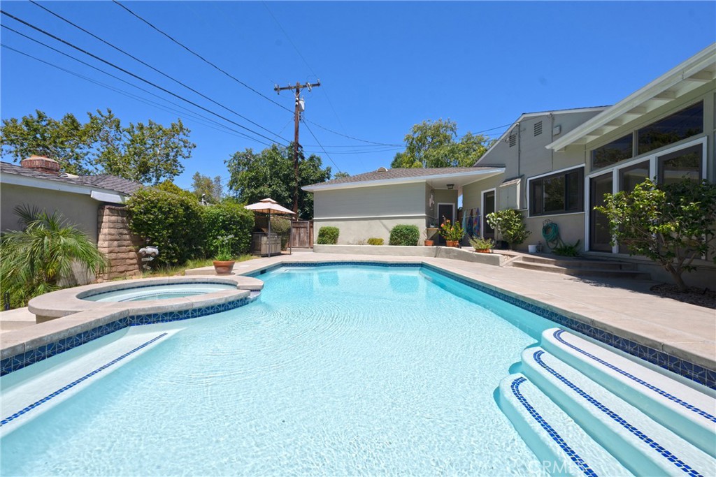 701 W Valley View Drive