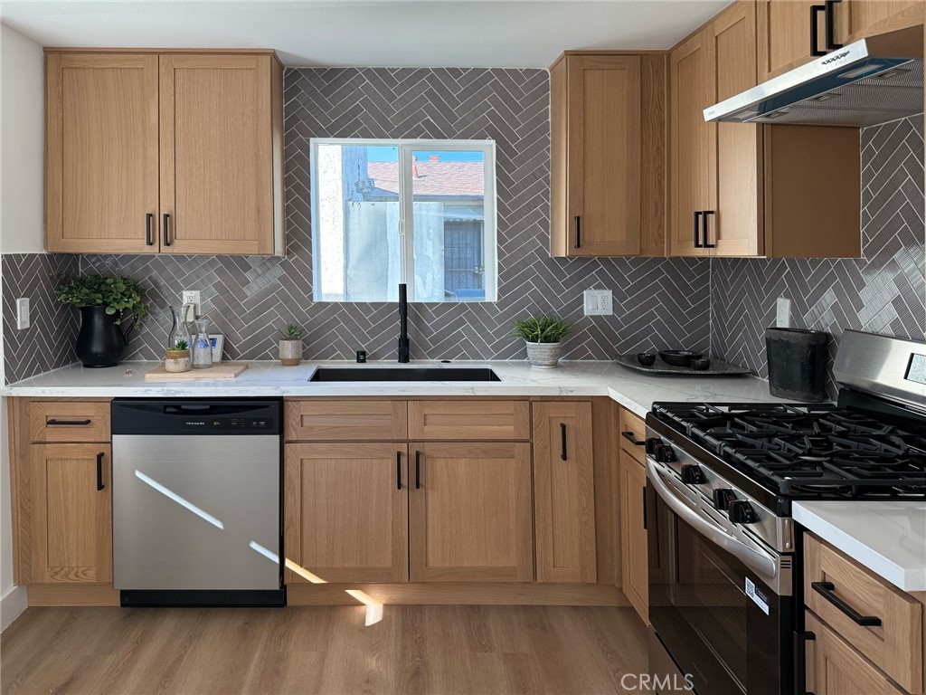 2208 W Olympic