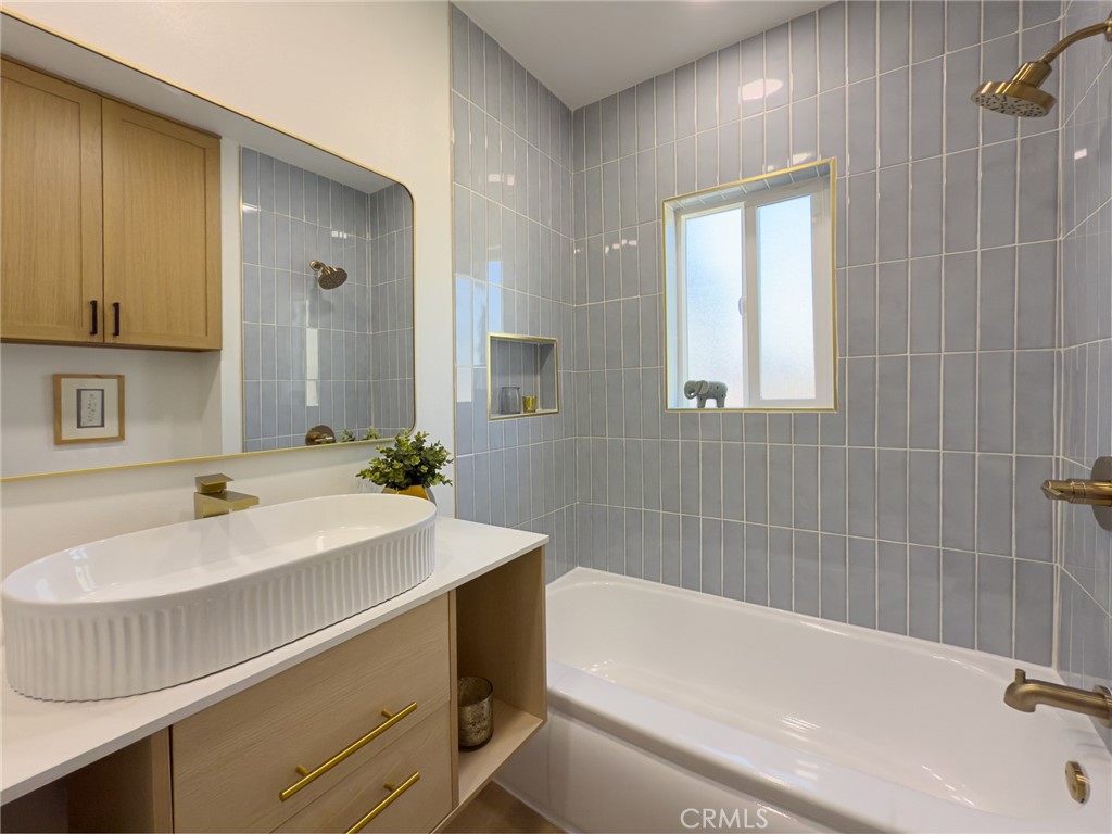2208 W Olympic