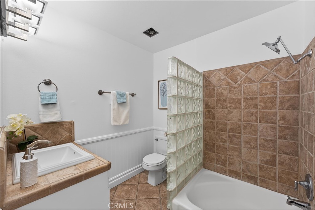 1752 E Commonwealth 102