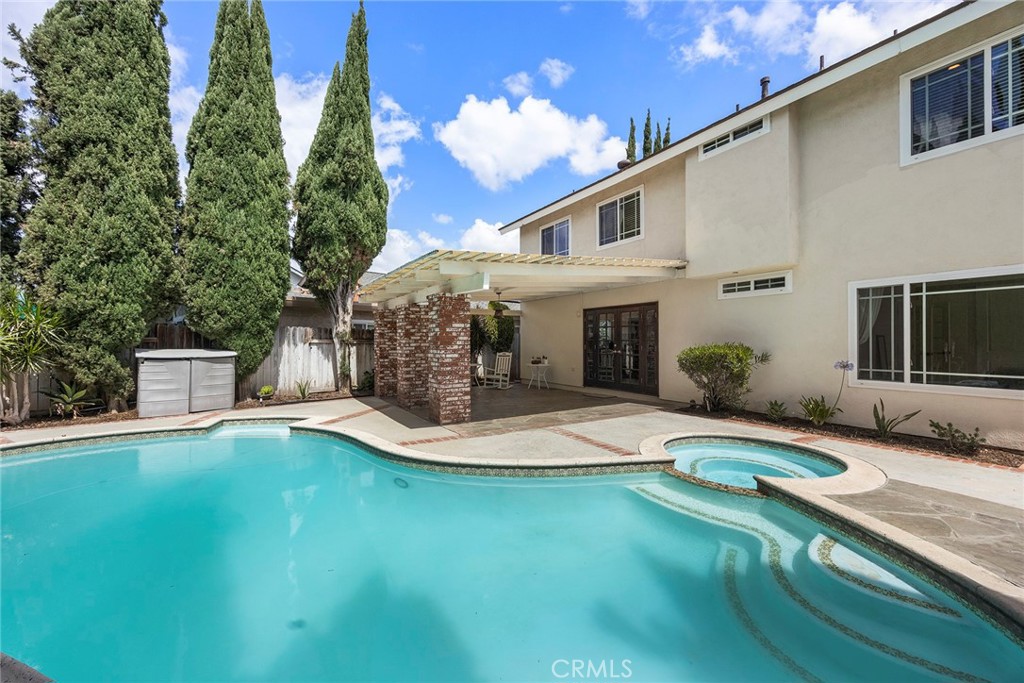4962 E Glenview