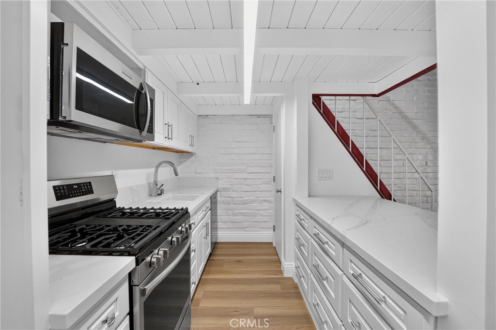 5068 Lakeview