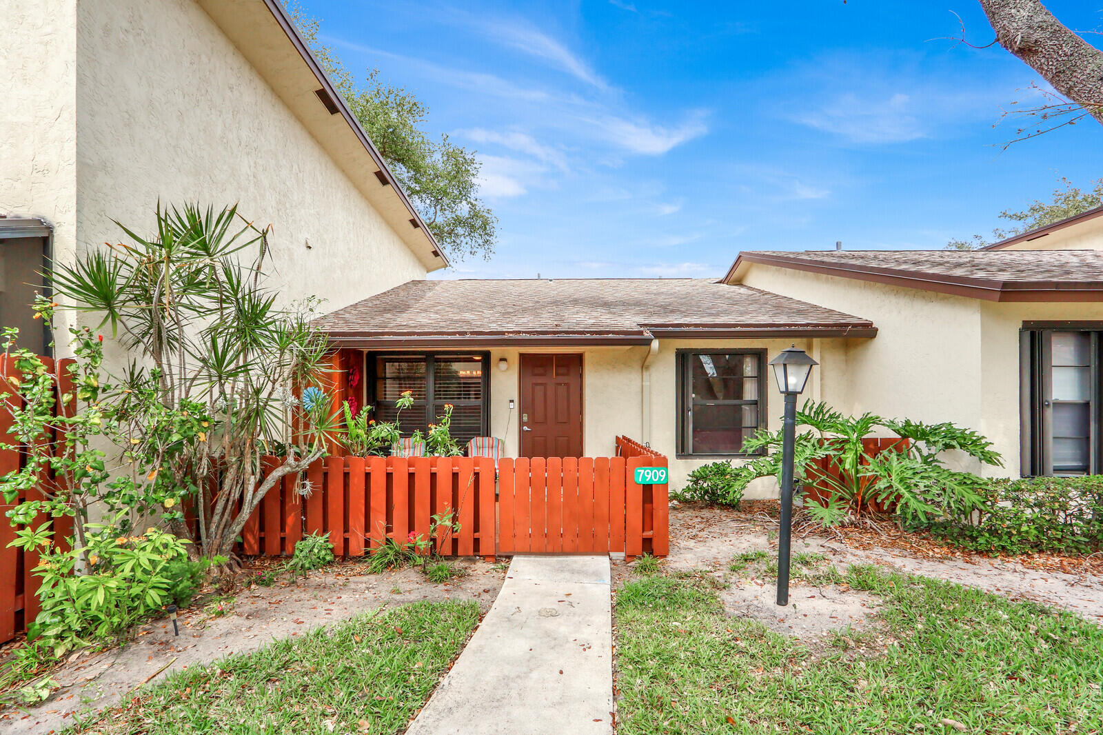 7909 SE Villa Circle