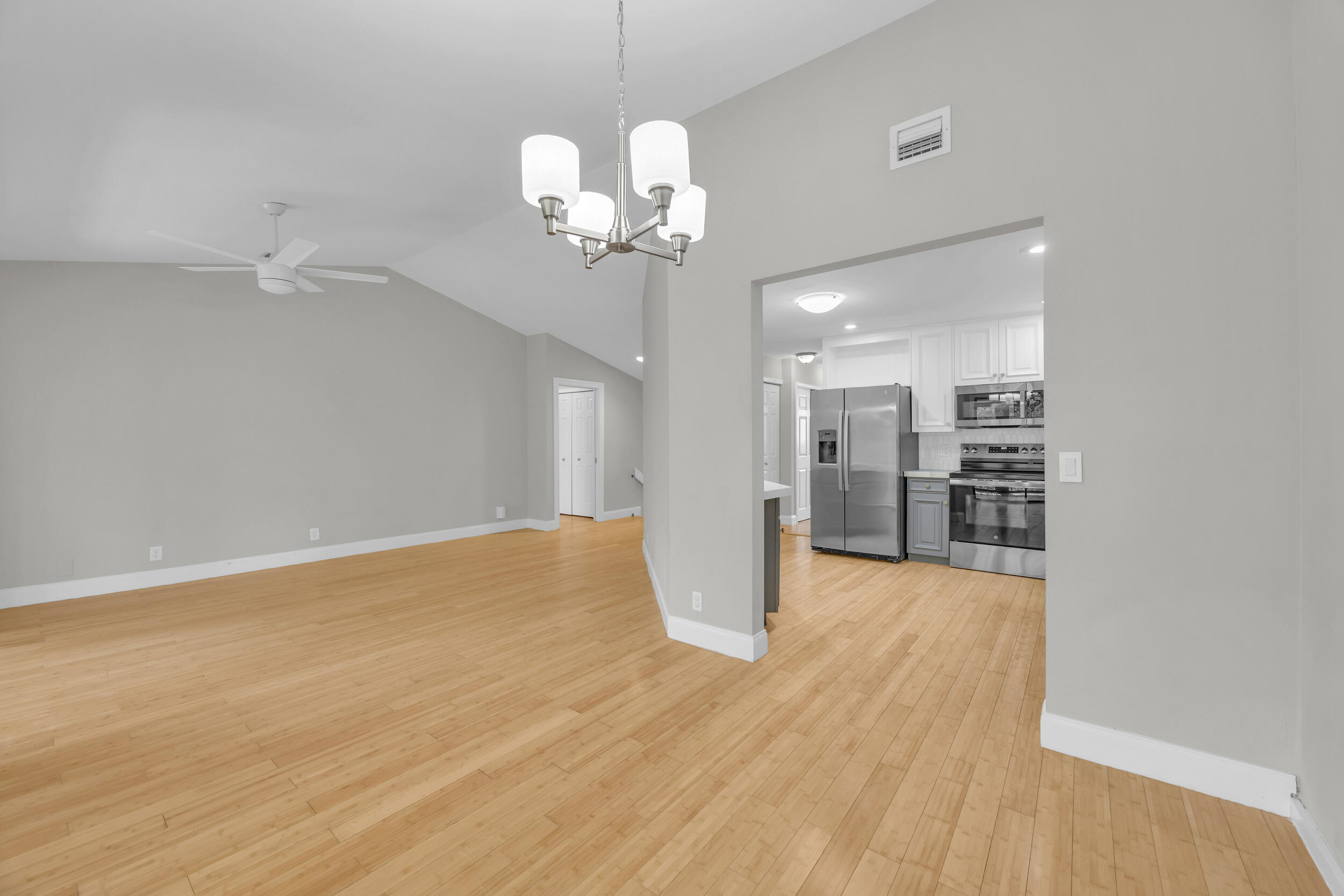 25 Lexington Lane W F