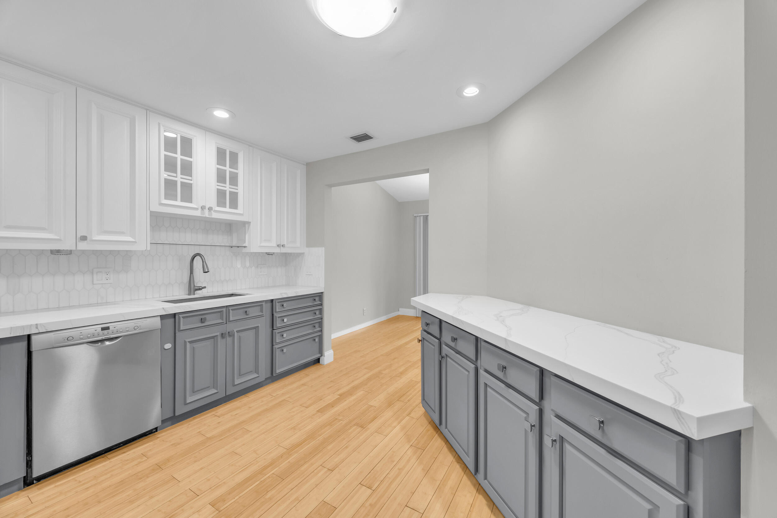 25 Lexington Lane W F