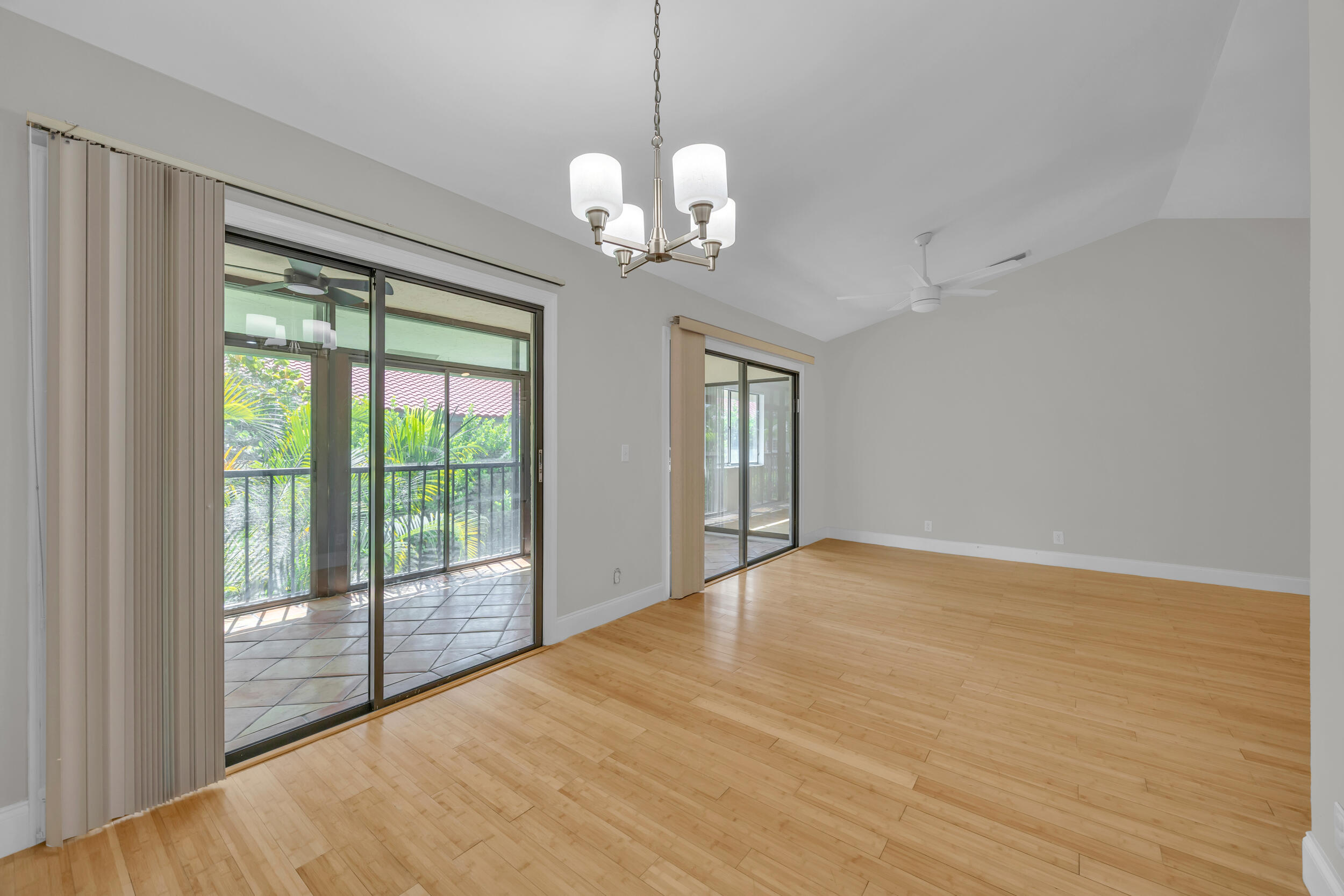 25 Lexington Lane W F