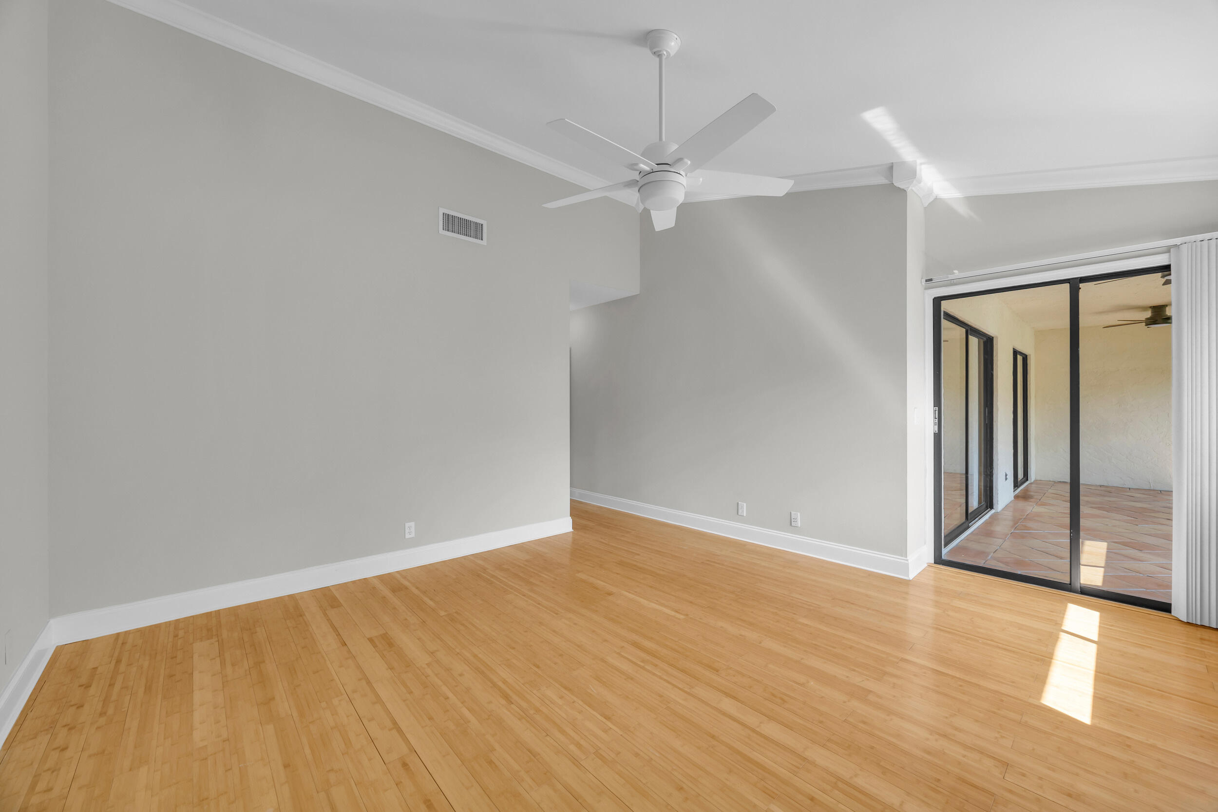 25 Lexington Lane W F