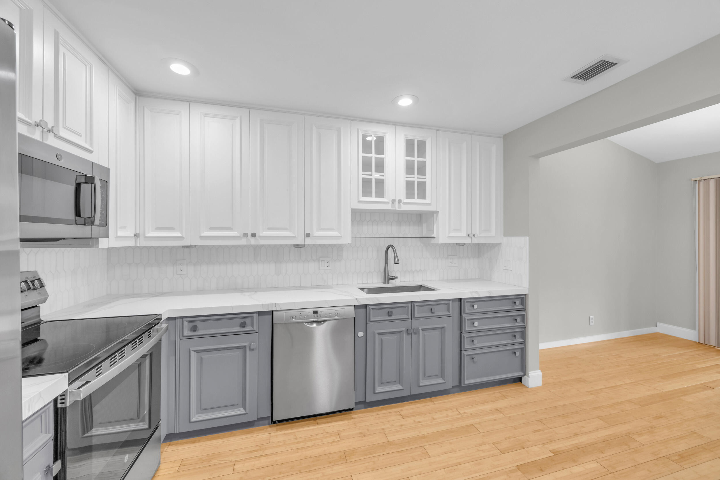 25 Lexington Lane W F