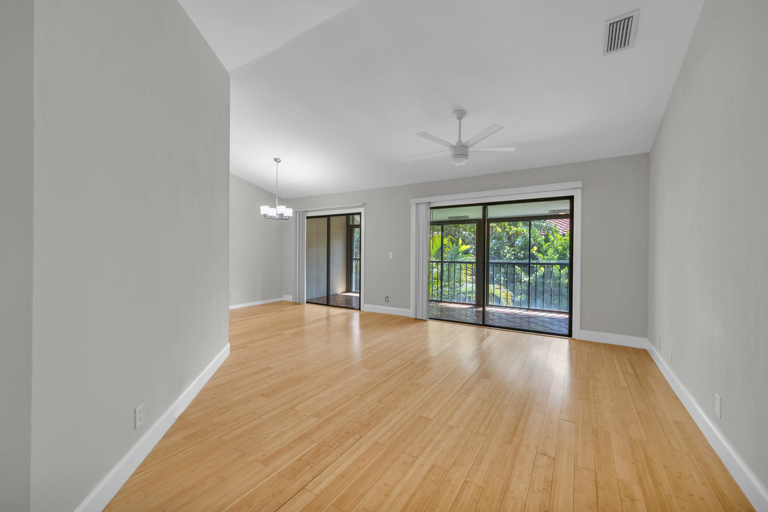 25 Lexington Lane W F