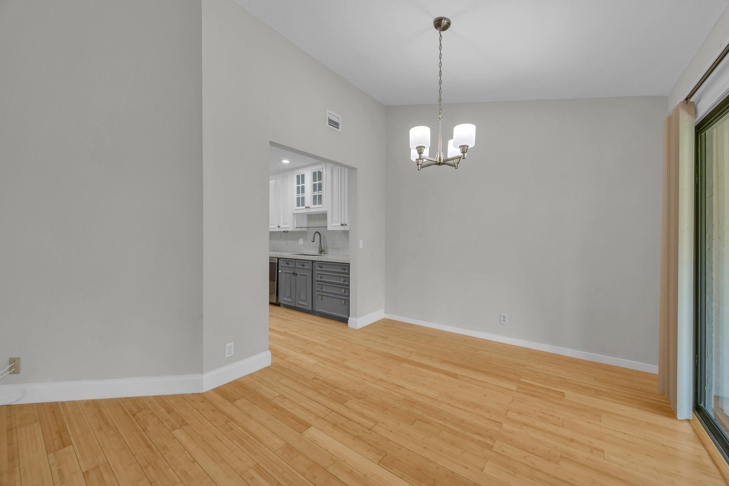 25 Lexington Lane W F