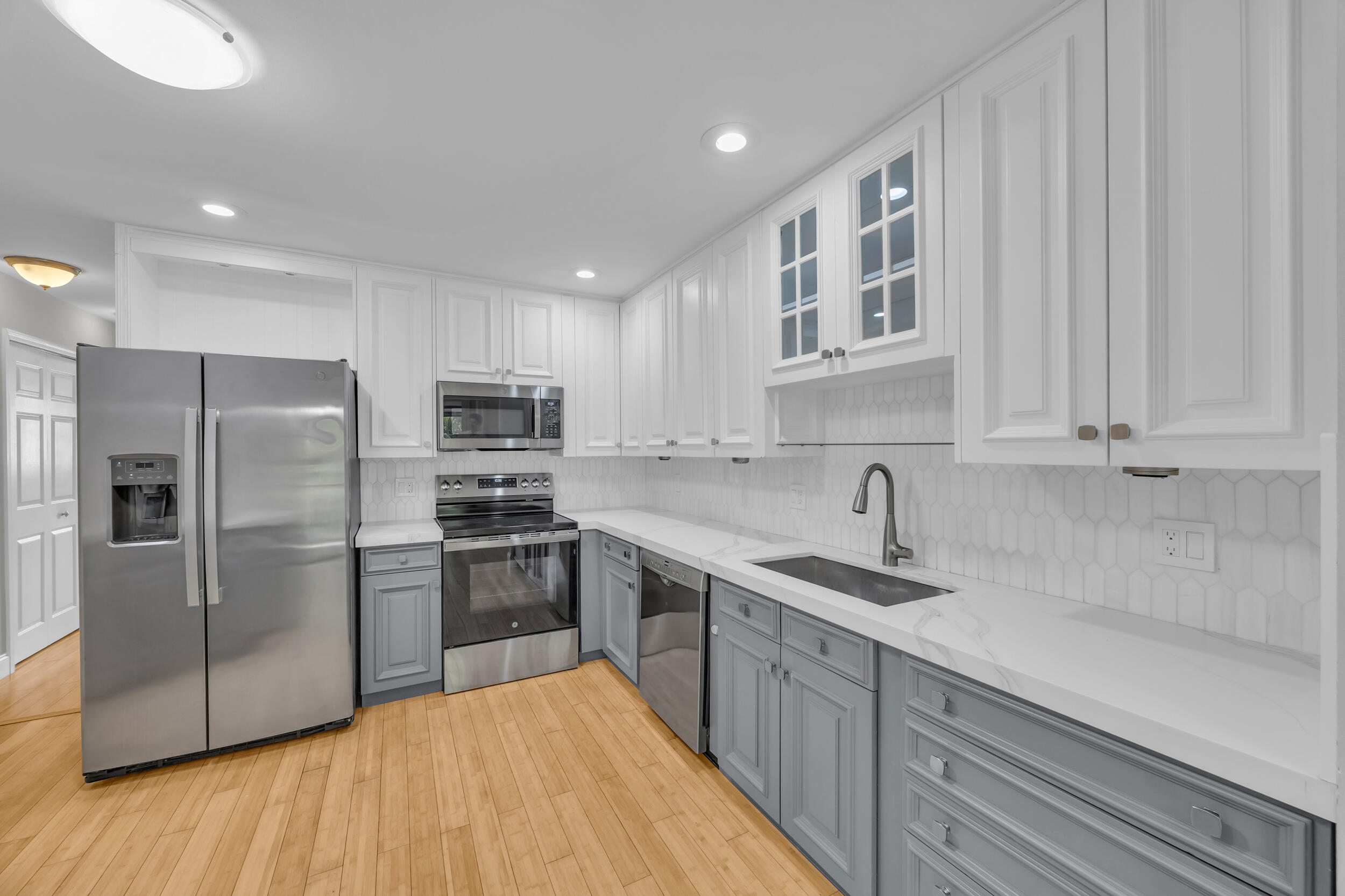 25 Lexington Lane W F