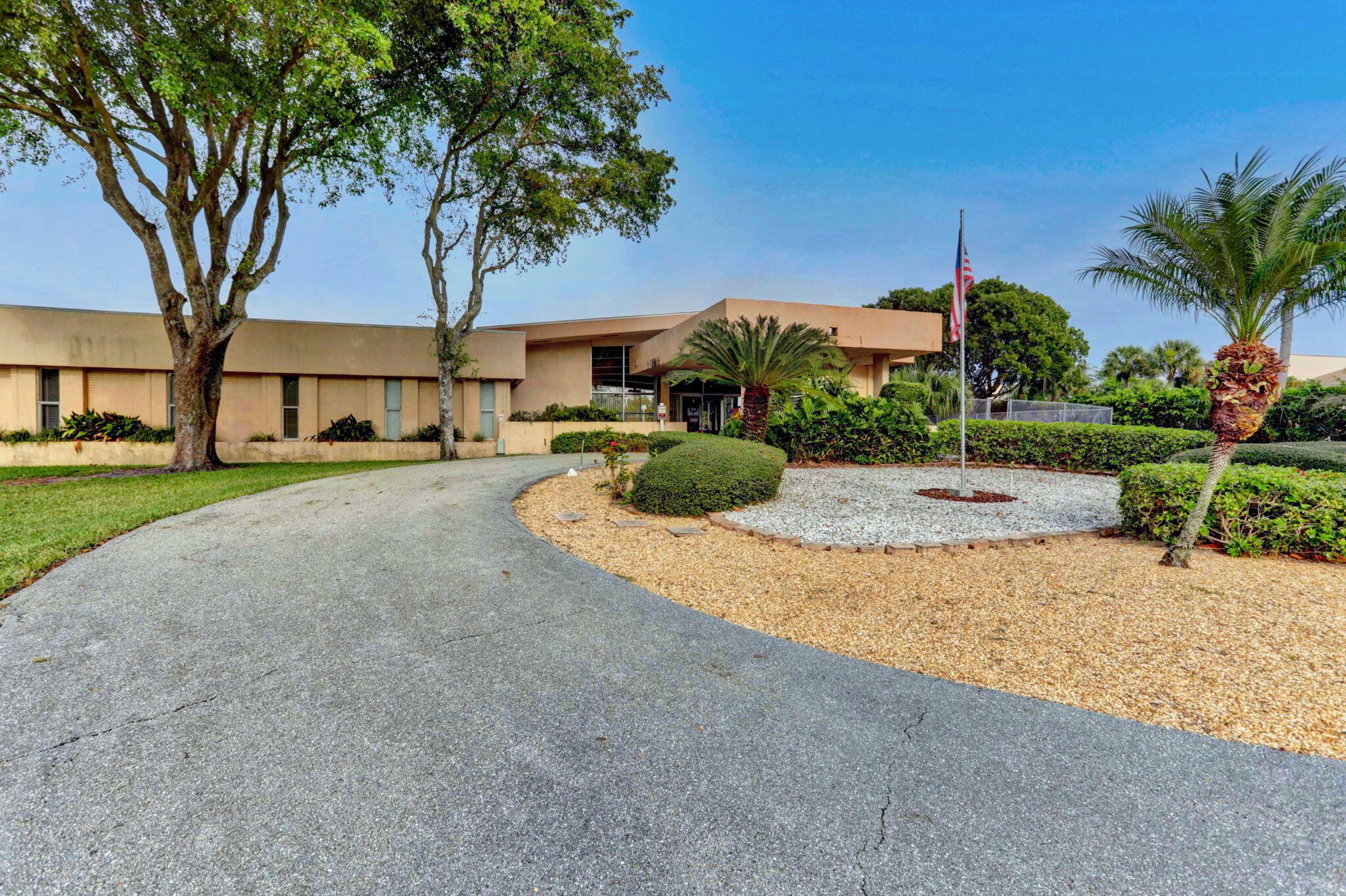 500 Executive Center Drive 3f